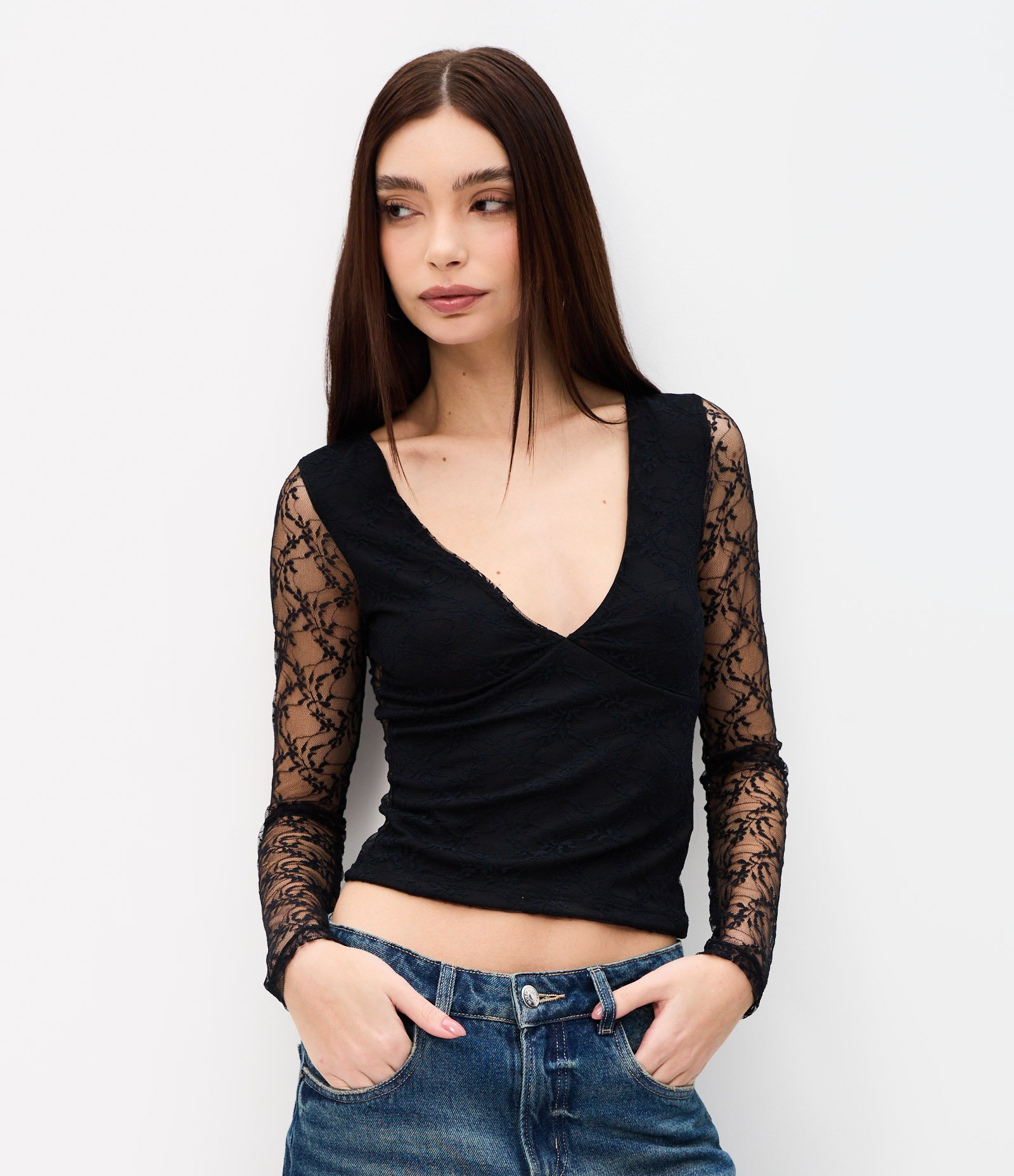 Blusa em Renda com Decote V e Manga Longa Preto 1