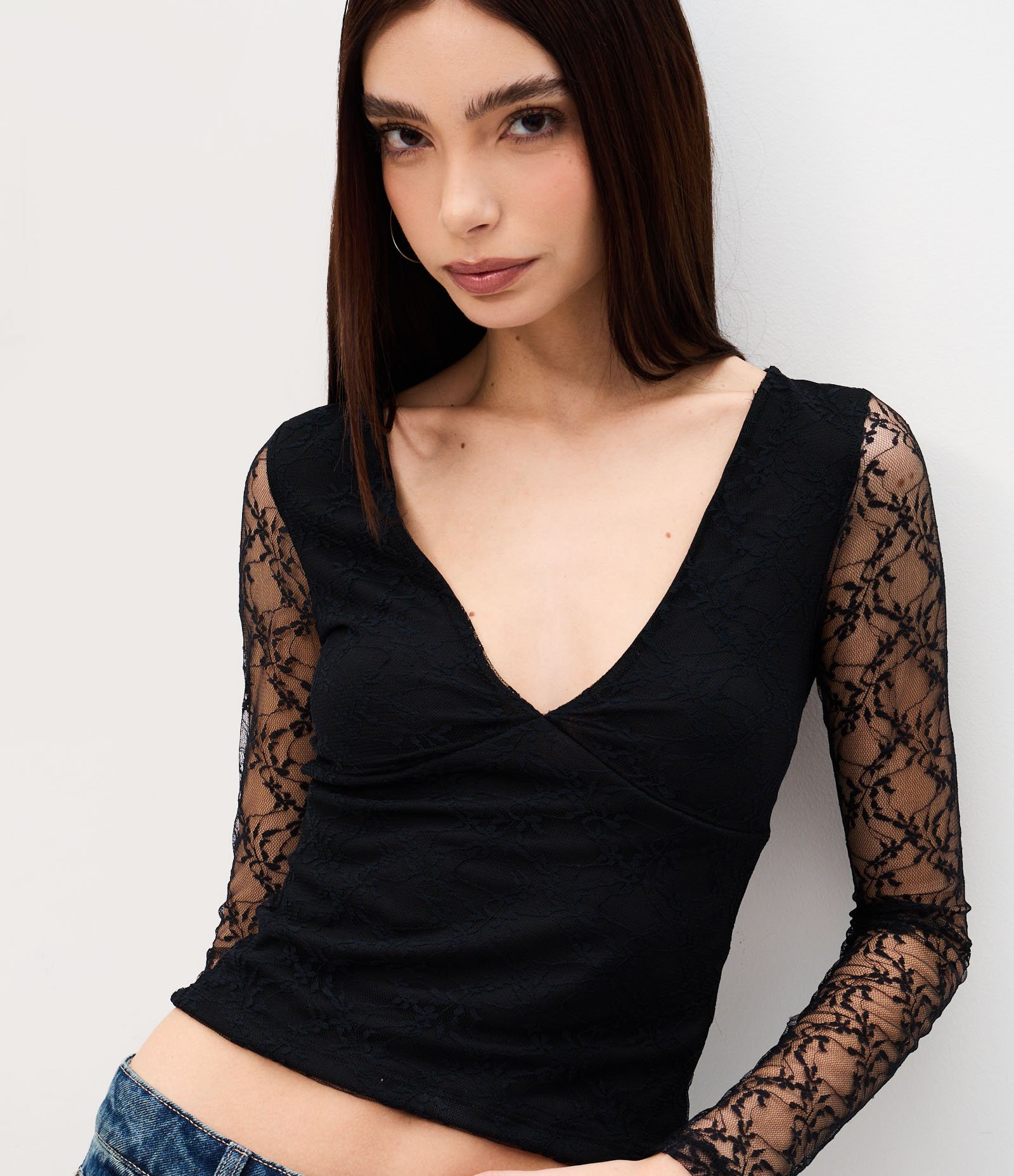 Blusa em Renda com Decote V e Manga Longa Preto 3