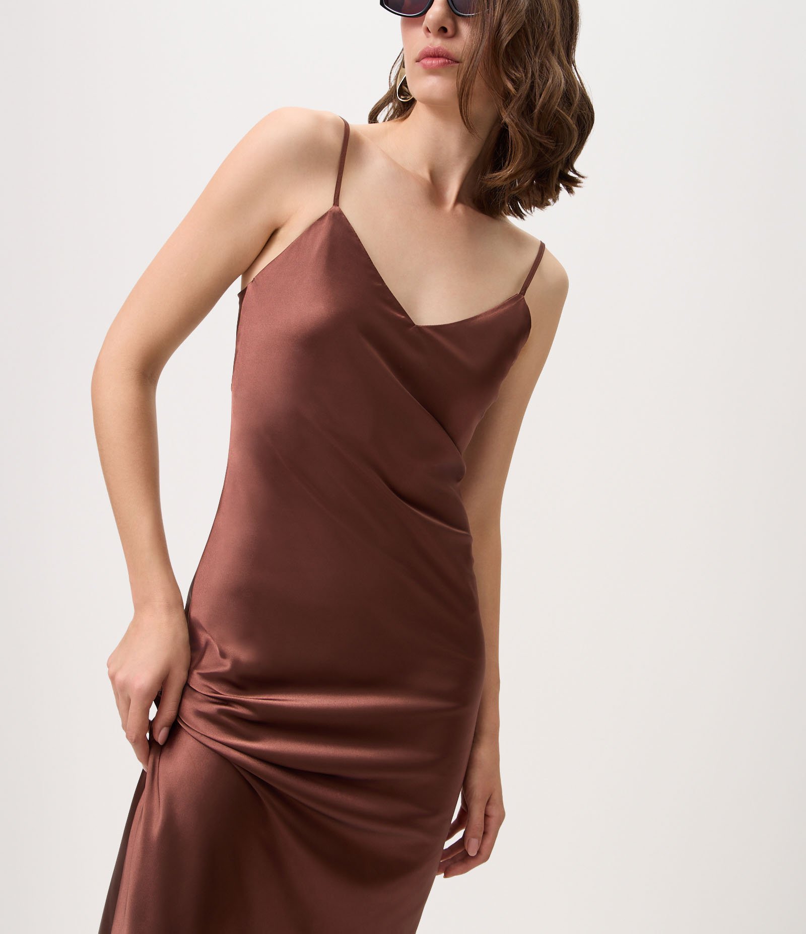 Vestido Slip Acetinado com Alças Finas Marrom 3