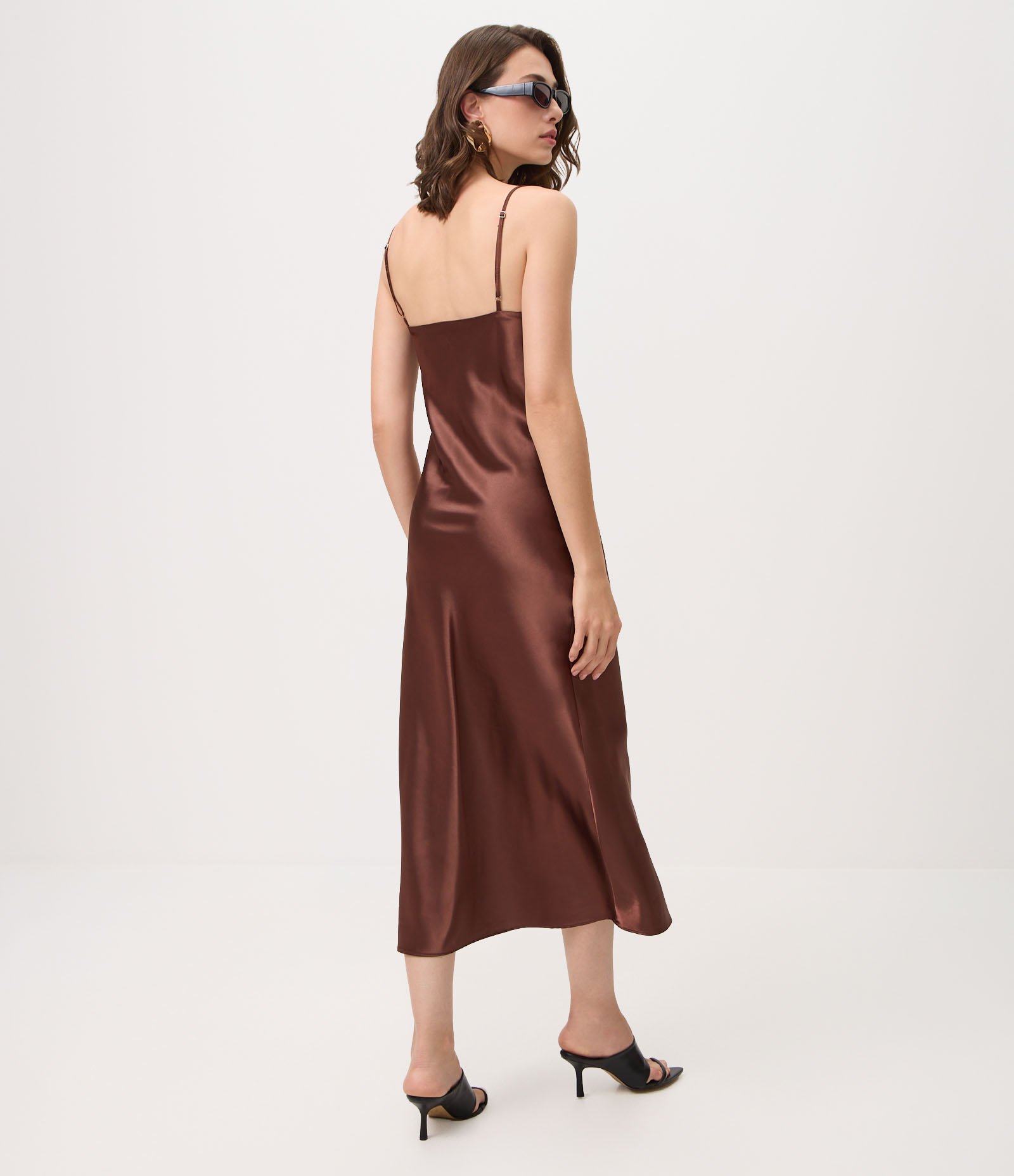 Vestido Slip Acetinado com Alças Finas Marrom 4