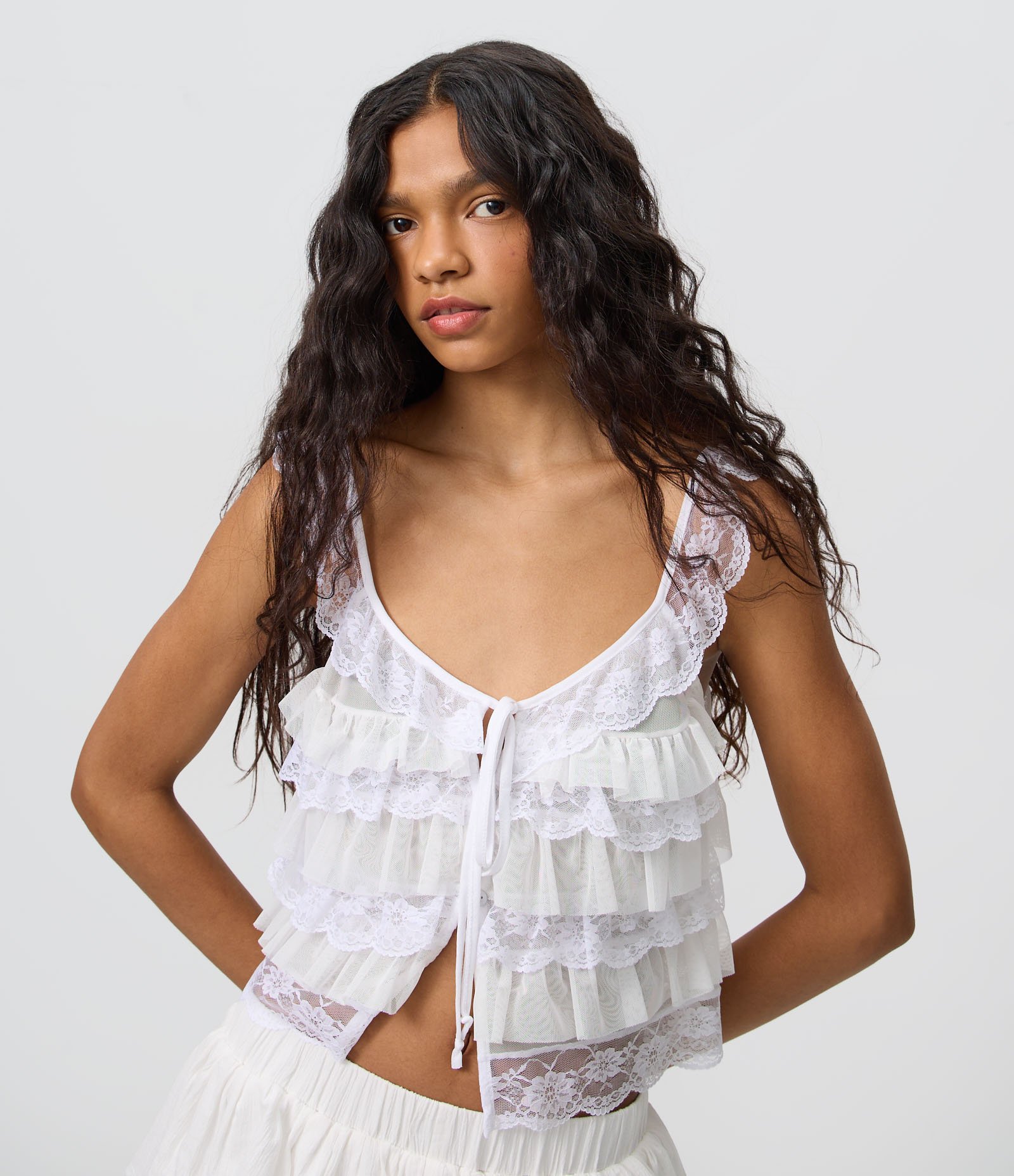 Blusa em Tule com Babados de Renda e Amarração Frontal Branco 1