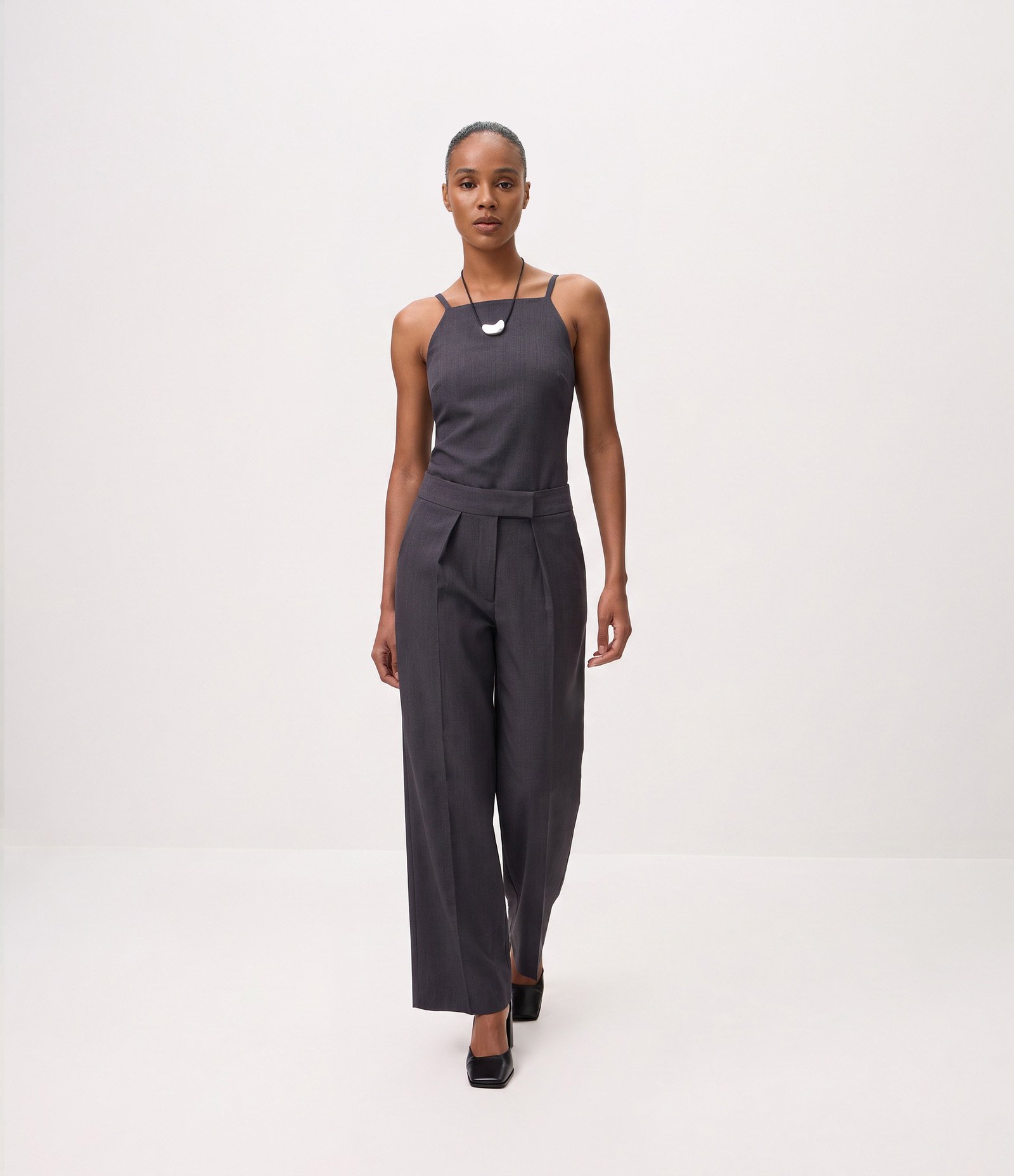 Calça Wide Leg Alfaiatada com Pregas Frontais Cinza 1