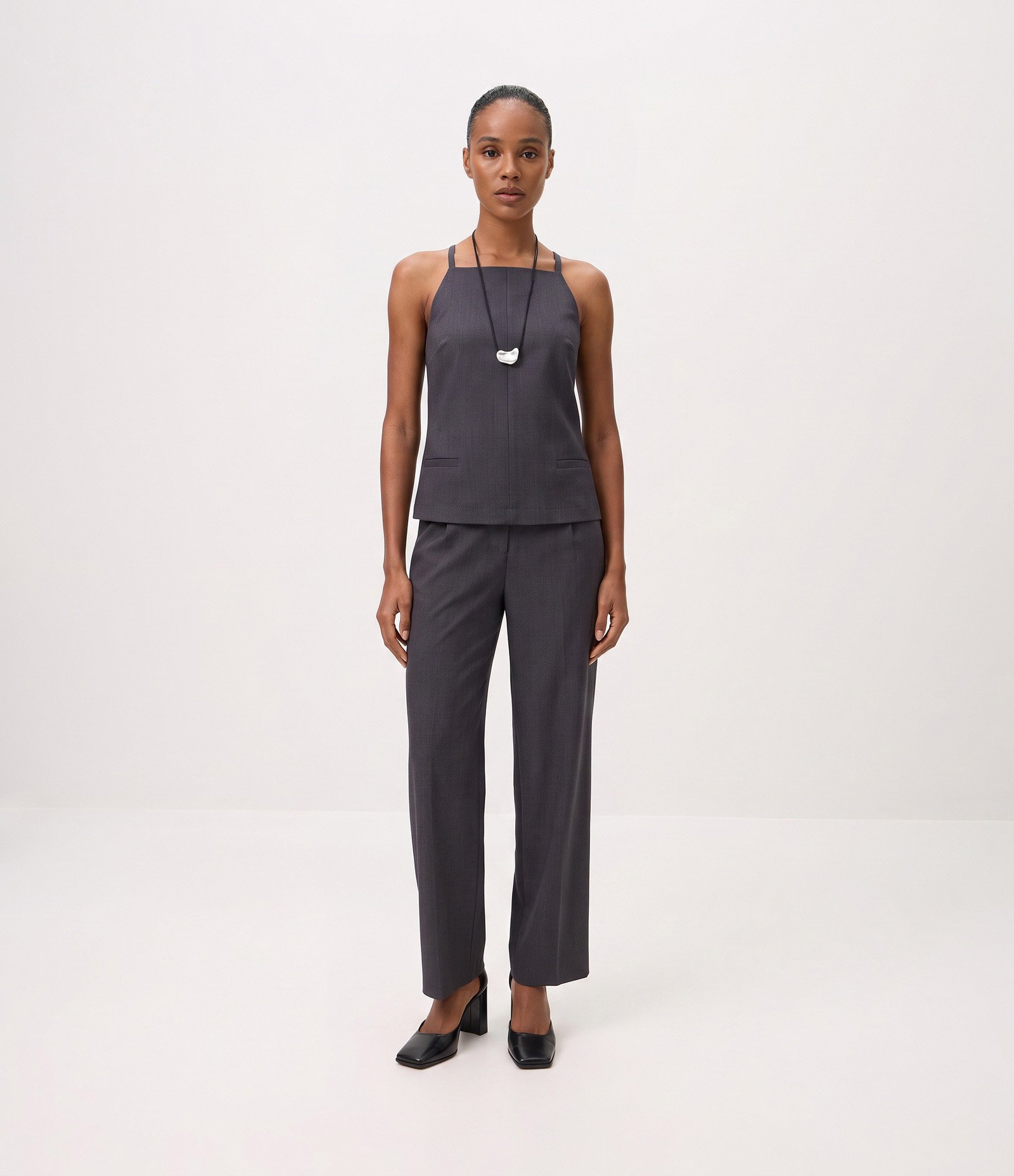 Calça Wide Leg Alfaiatada com Pregas Frontais Cinza 2