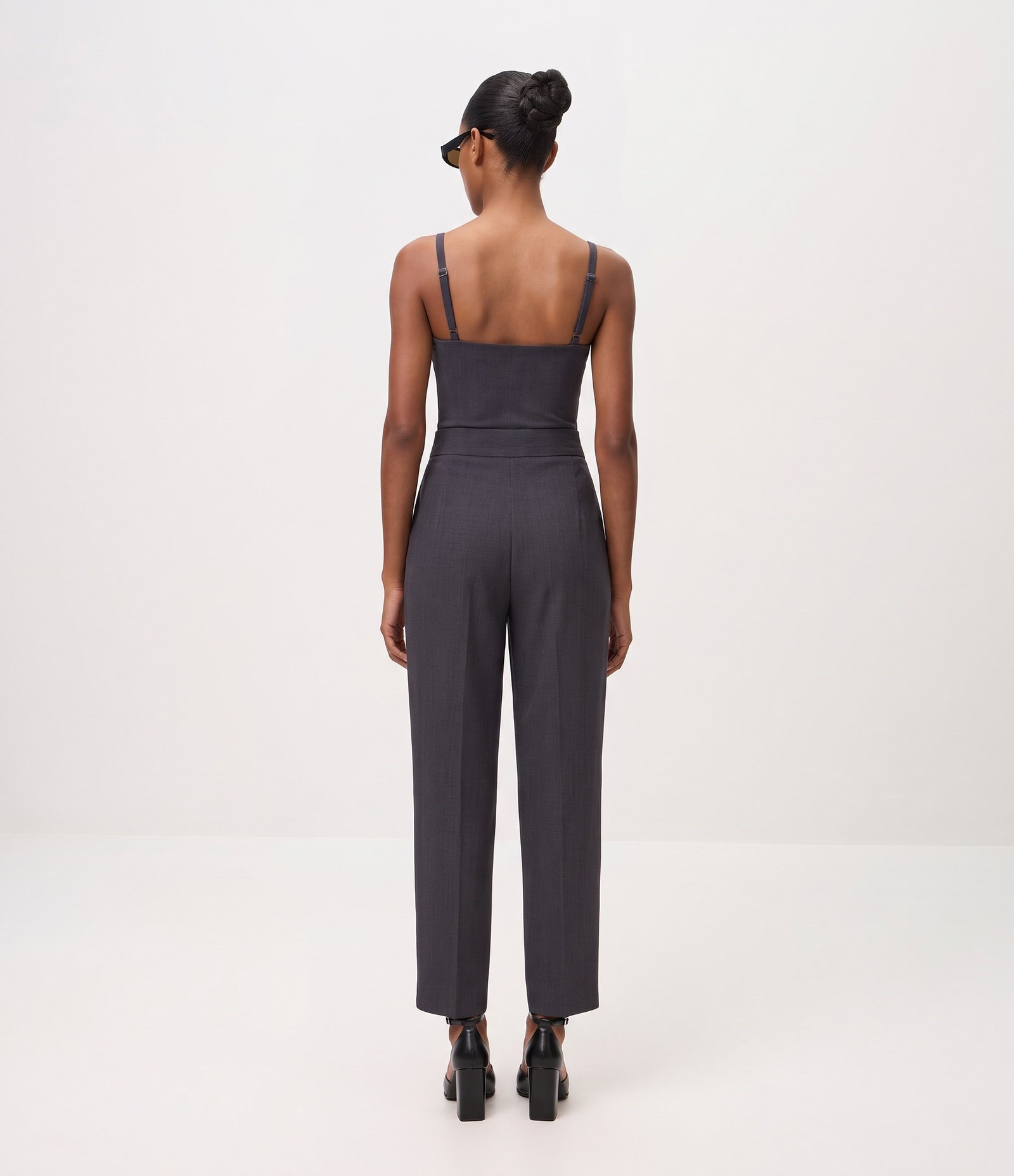 Calça Wide Leg Alfaiatada com Pregas Frontais Cinza 4