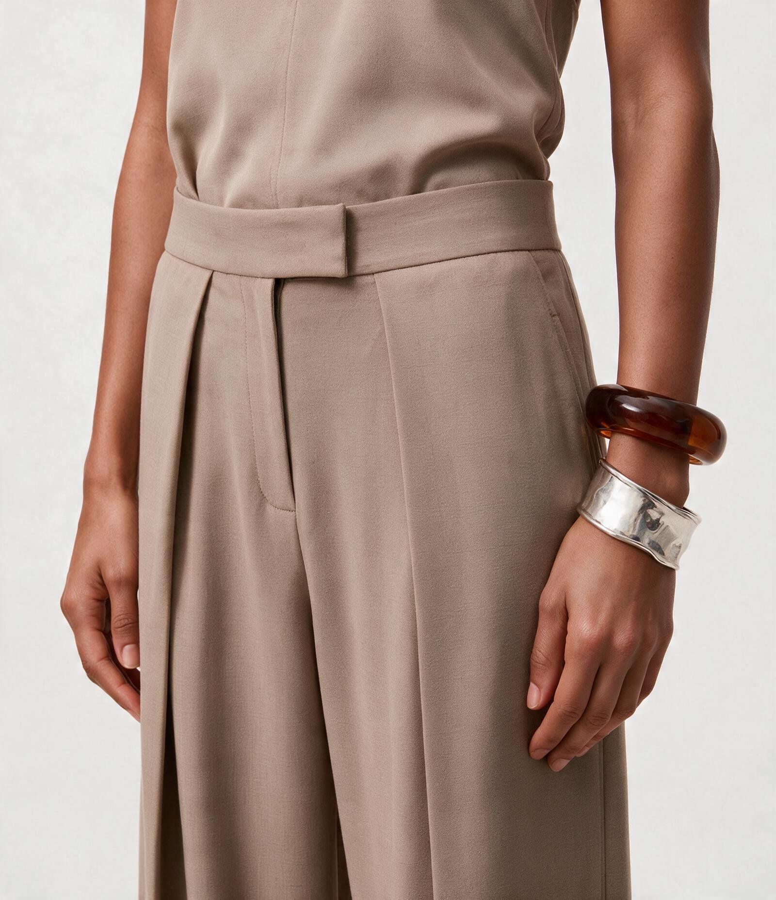 Calça Wide Leg Alfaiatada com Pregas Frontais Bege 2