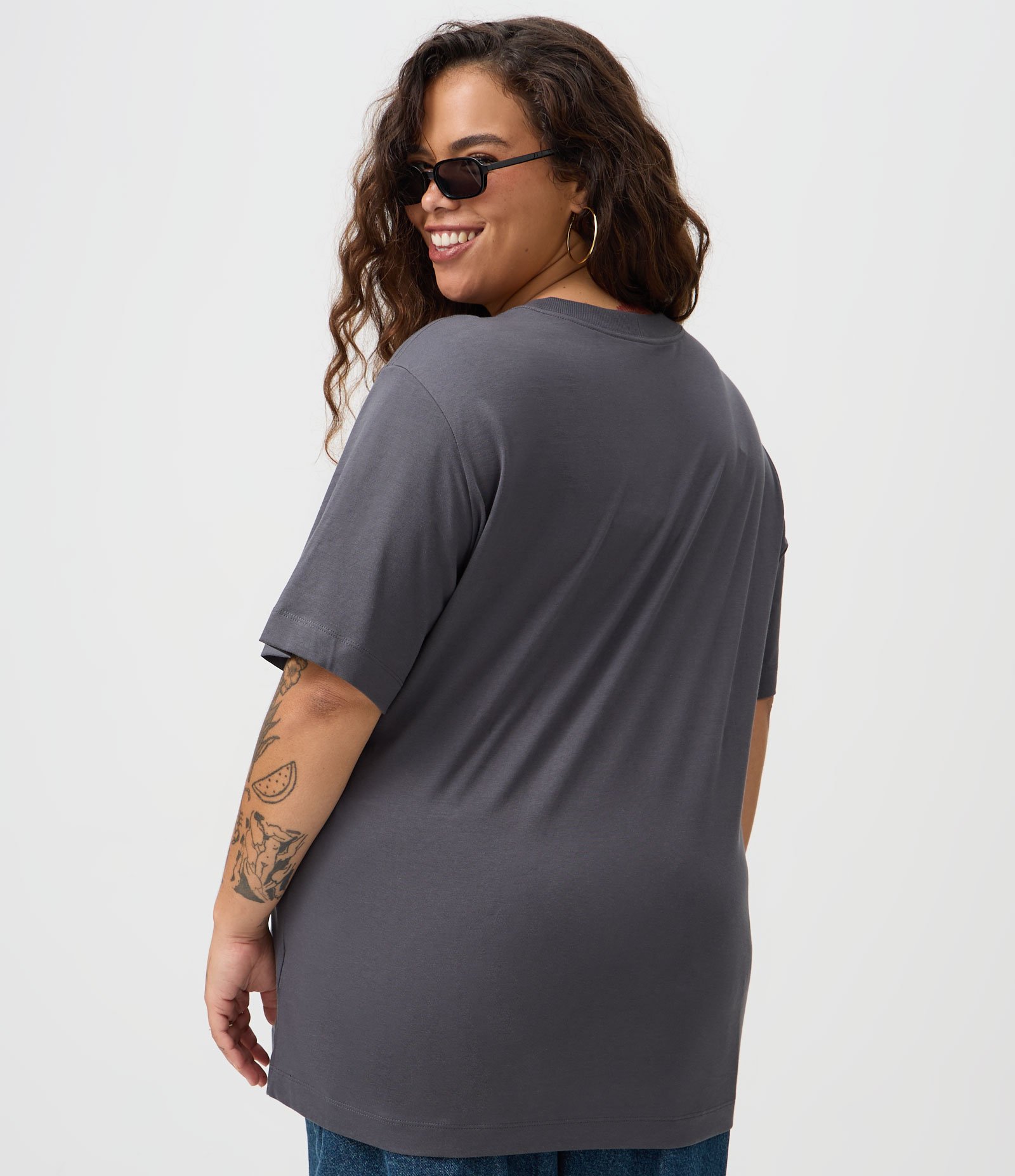 Camiseta Básica em Algodão Peruano Curve & Plus Size Cinza 4