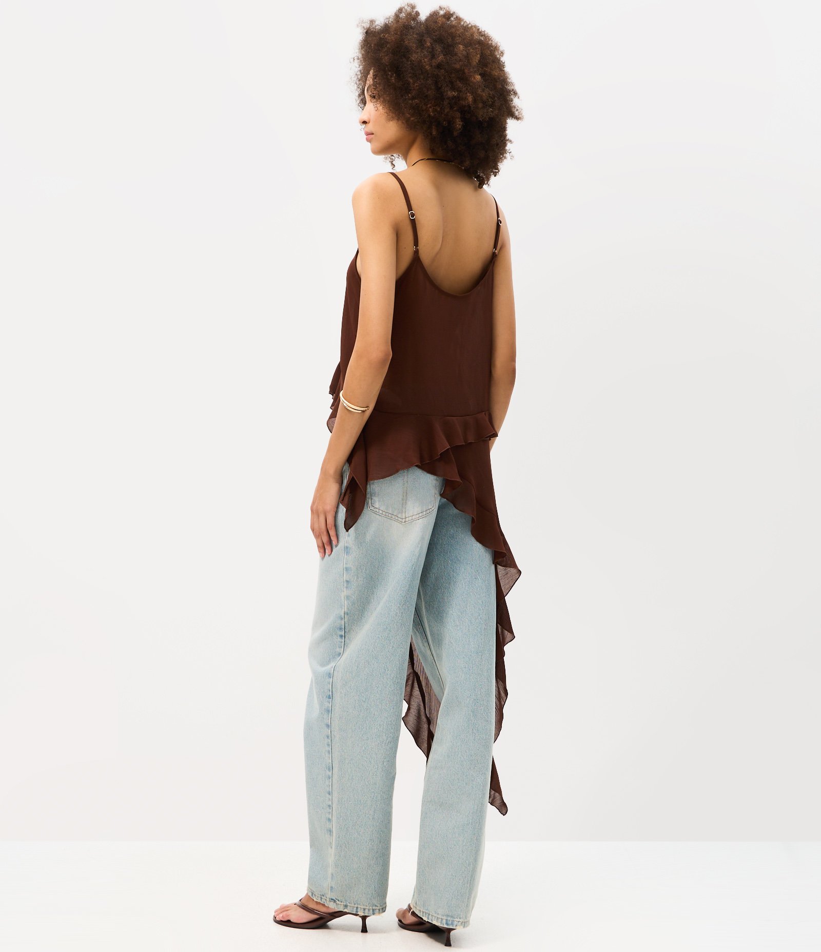 Blusa de Alcinha com Babados e Barra Assimétrica com Lateral Alongada Marrom 4