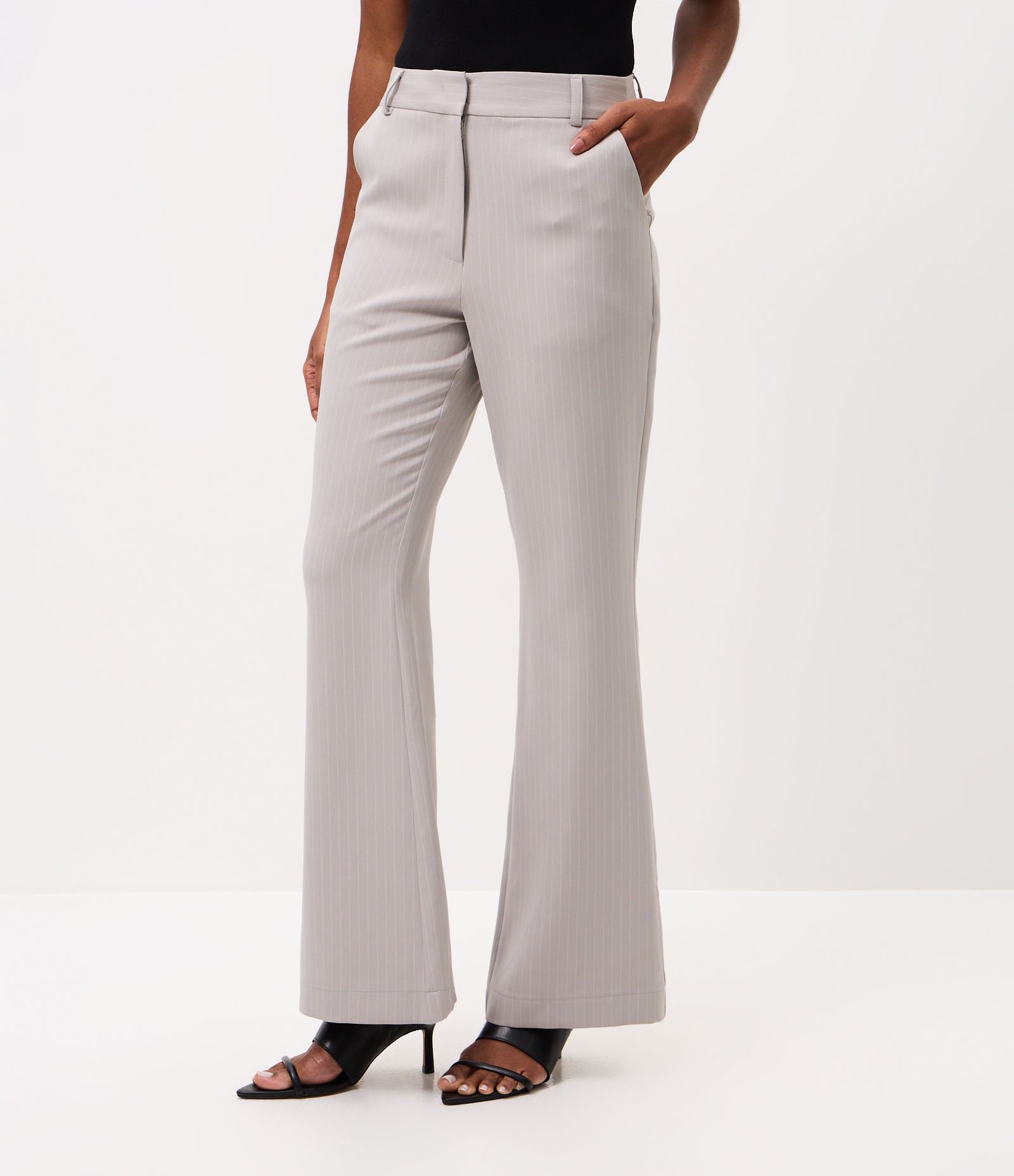 Calça Flare com Estampa Risca de Giz Cinza 3