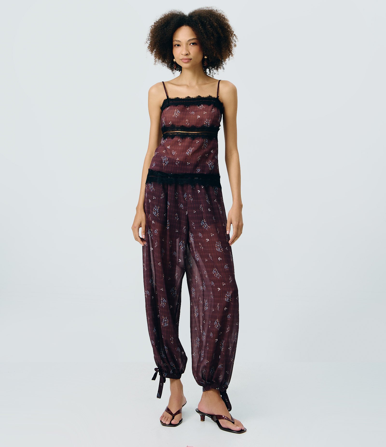 Calça em Chiffon com Amarração na Barra e Renda Floral Aplicada Marrom 1