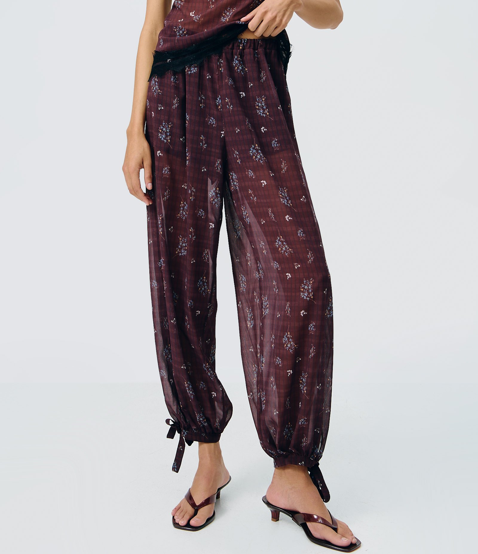 Calça em Chiffon com Amarração na Barra e Renda Floral Aplicada Marrom 2