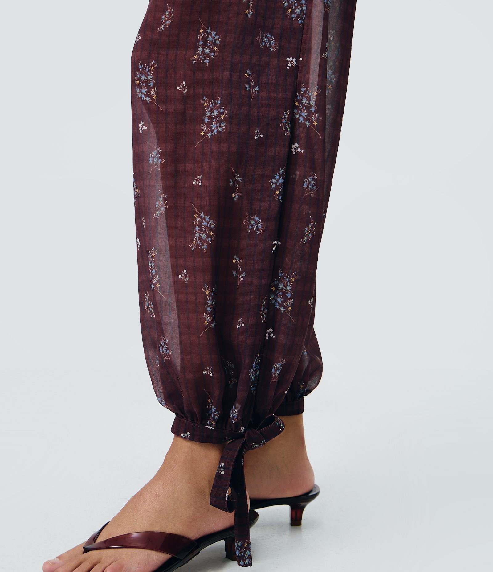 Calça em Chiffon com Amarração na Barra e Renda Floral Aplicada Marrom 3