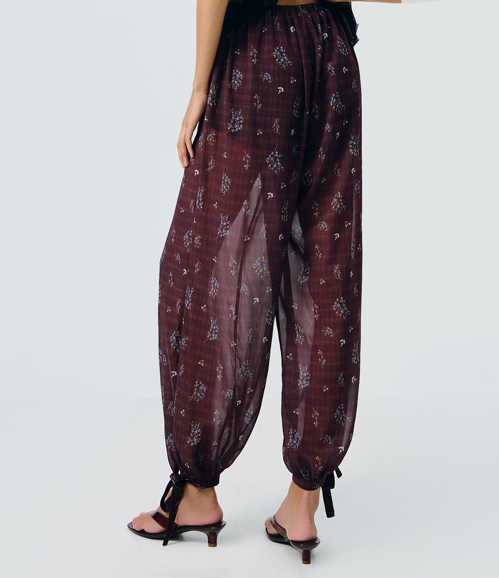Calça em Chiffon com Amarração na Barra e Renda Floral Aplicada Marrom 4