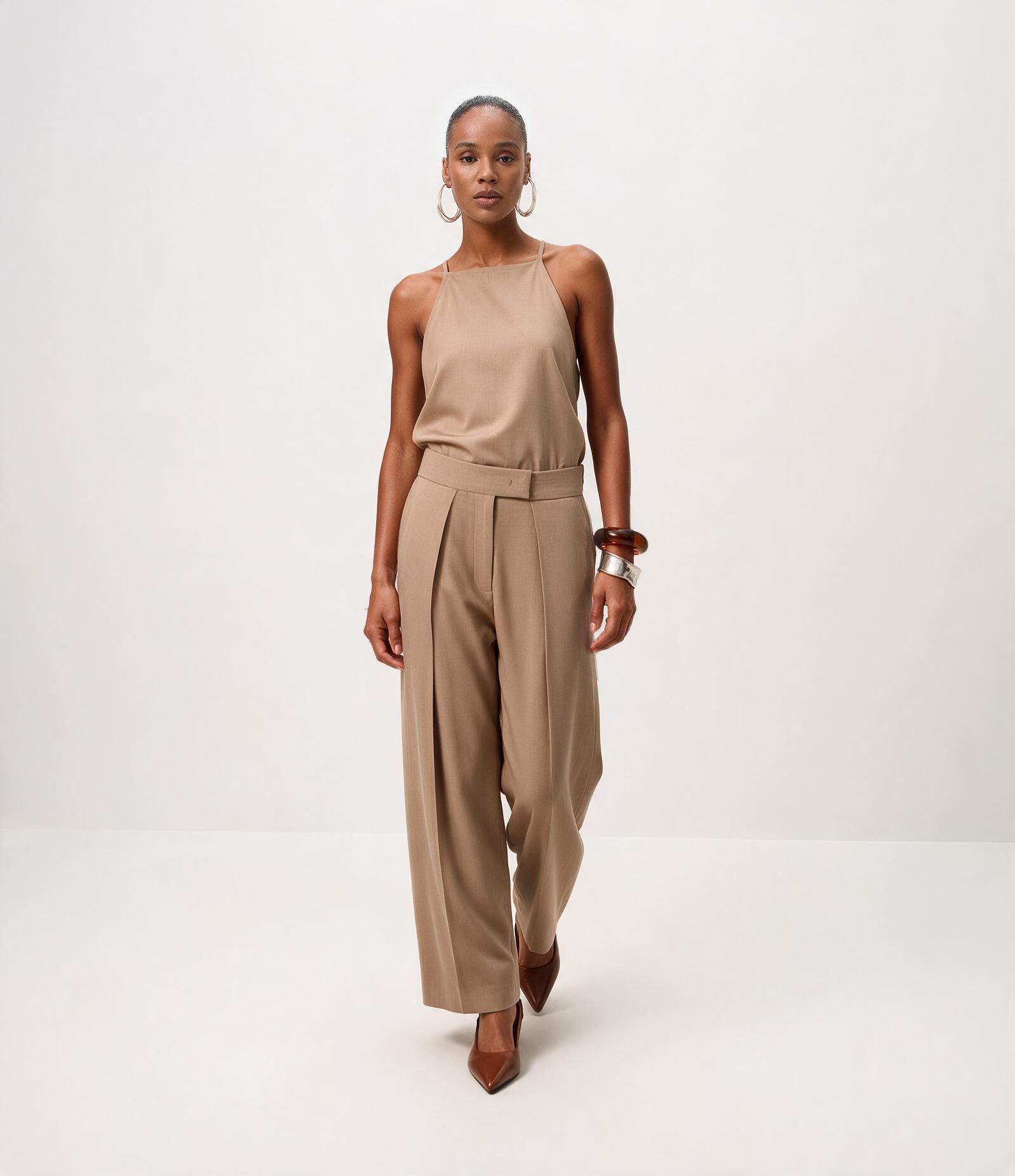 Blusa com Decote Quadrado e Alças Finas Bege 2
