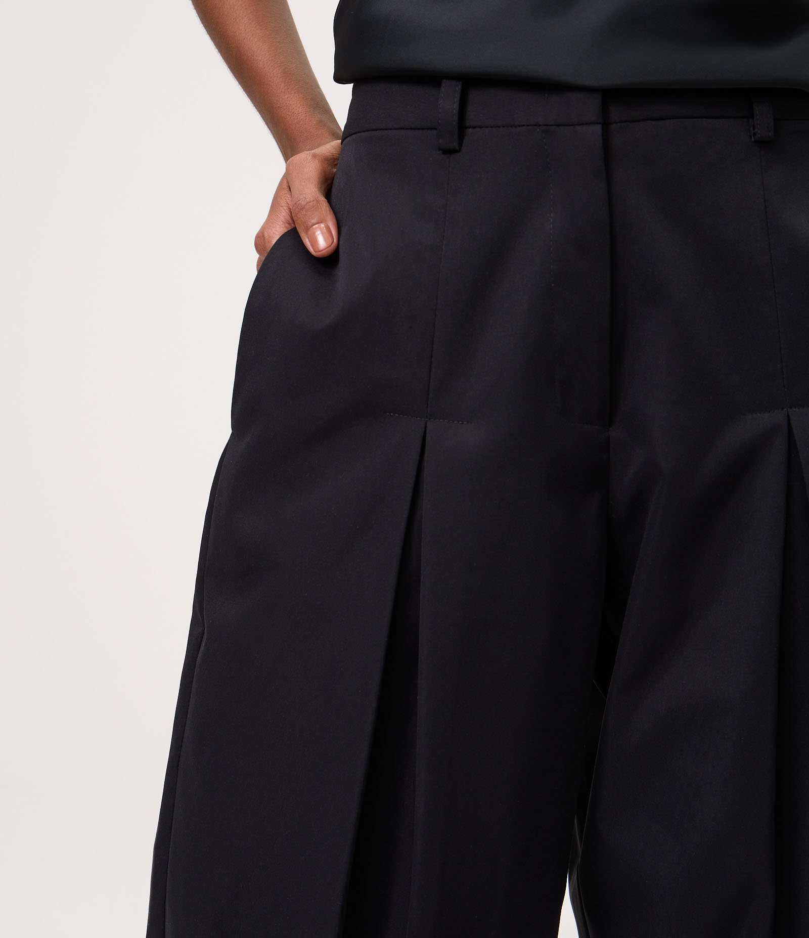 Calça Barrel em Sarja com Pregas e Fendas Preto 3