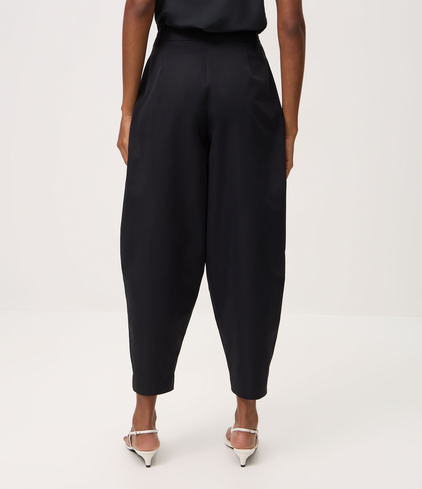 Calça Barrel em Sarja com Pregas e Fendas Preto 4
