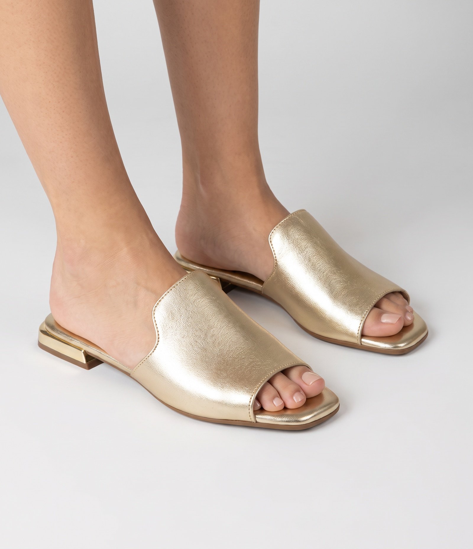 Rasteira Mule em PU com Tira Única Dourado 2