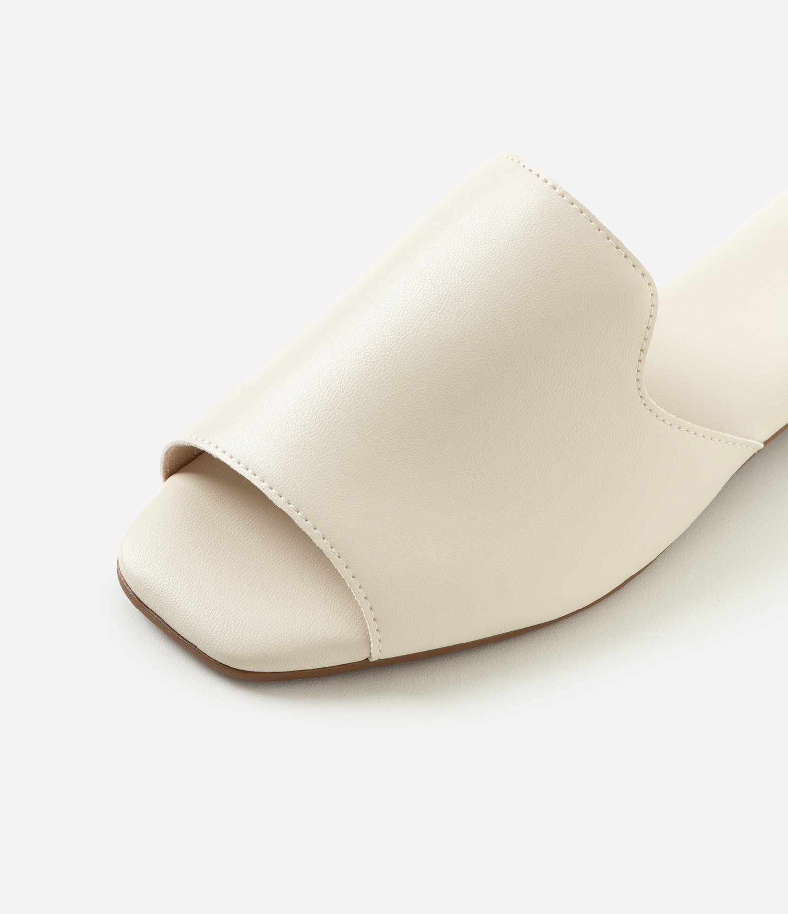 Rasteira Mule em PU com Tira Única Off White 7