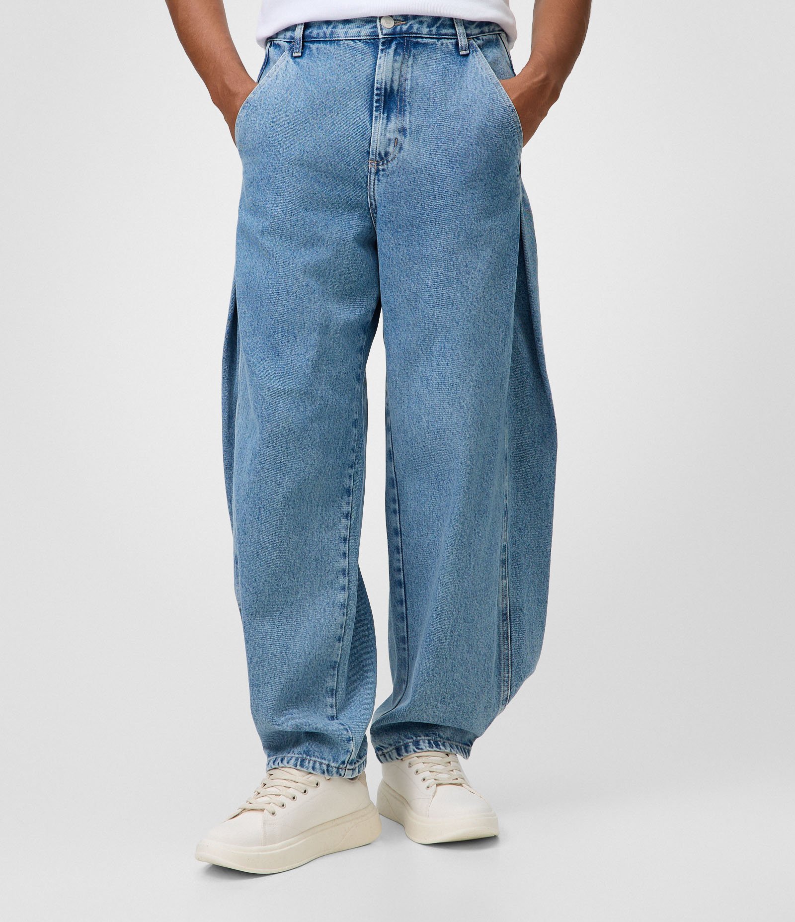 Calça Balloon em Jeans com Botão na Barra Azul 2