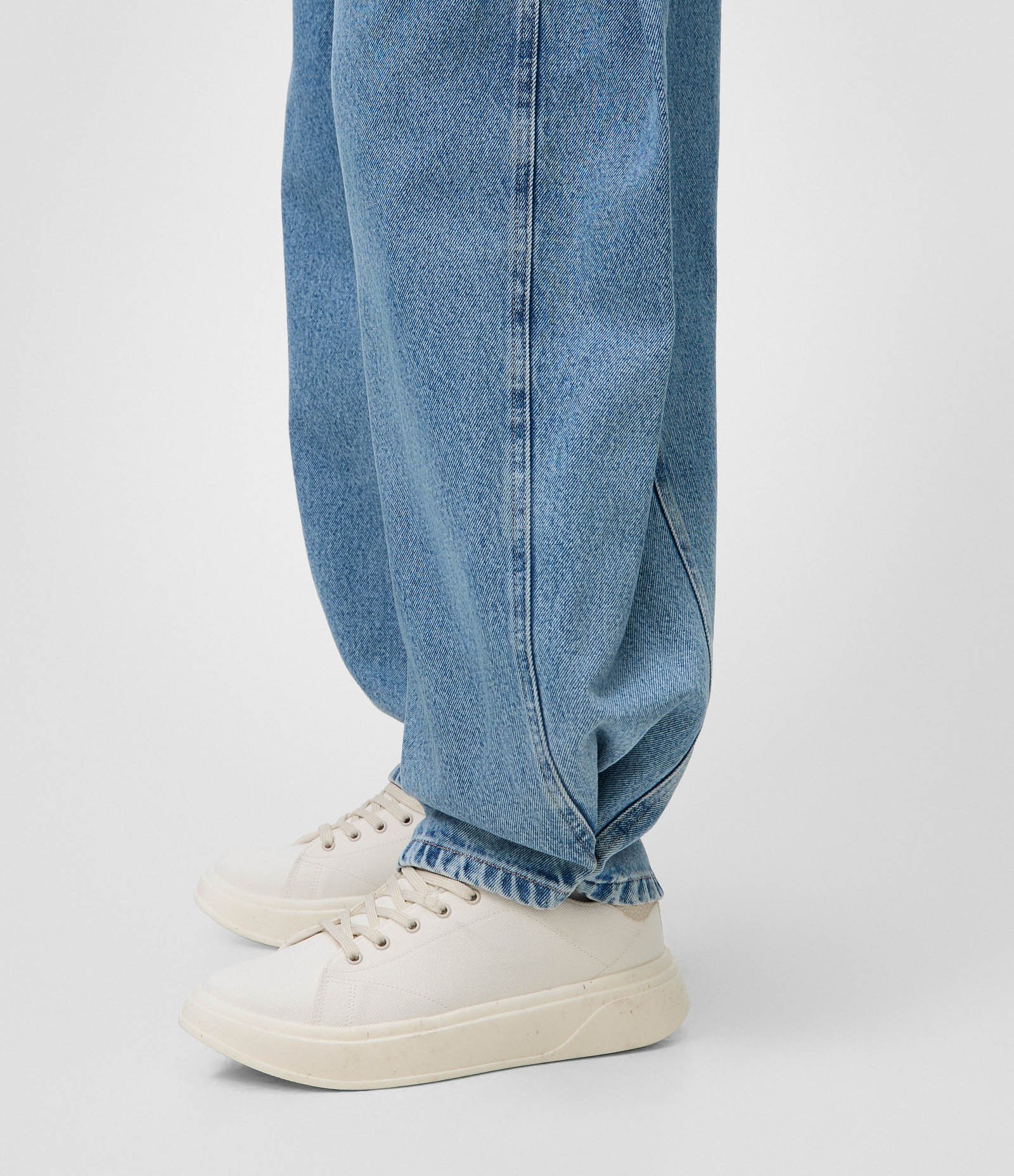 Calça Balloon em Jeans com Botão na Barra Azul 4