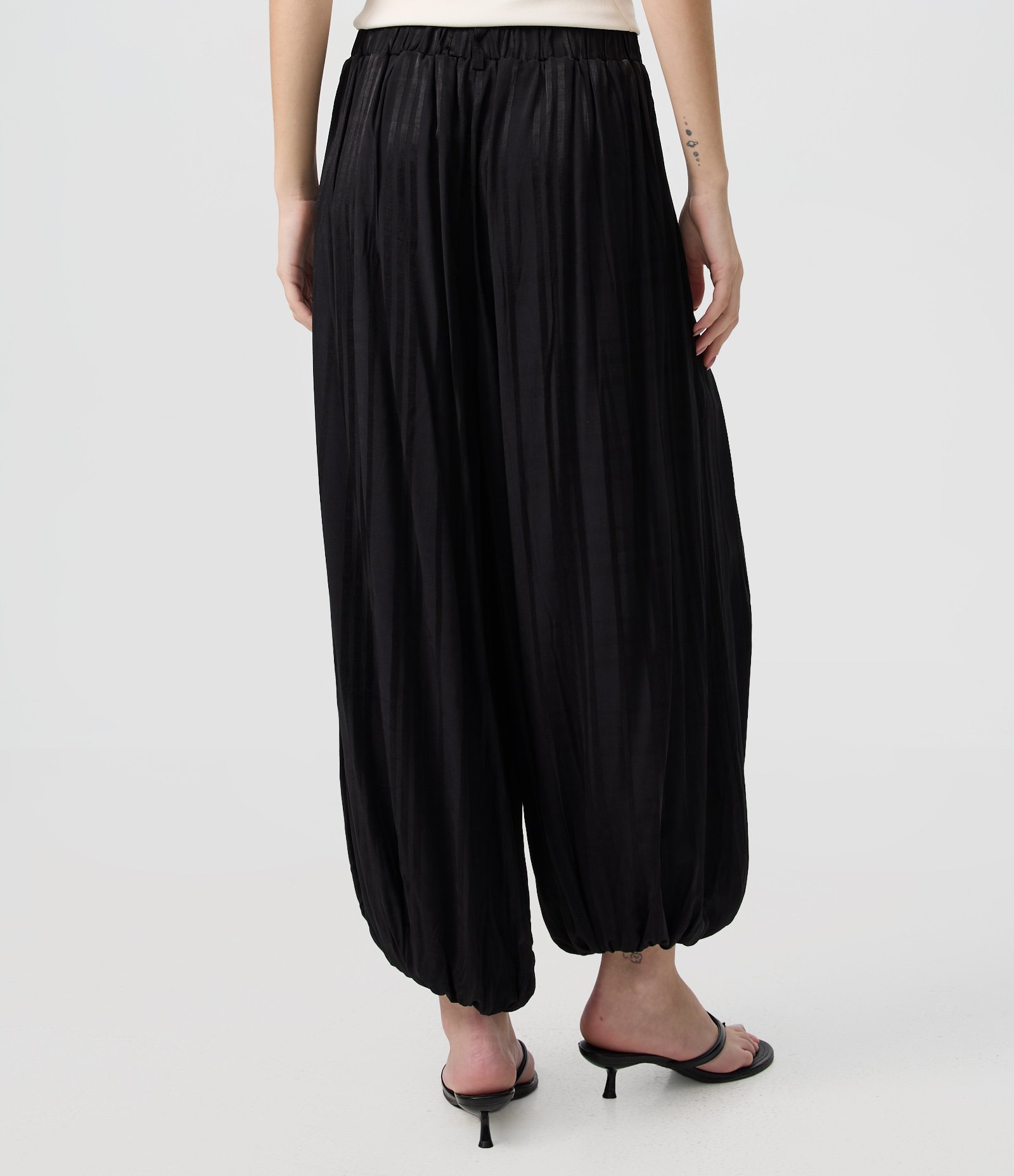 Calça Aladim em Viscose com Listras Preto 4