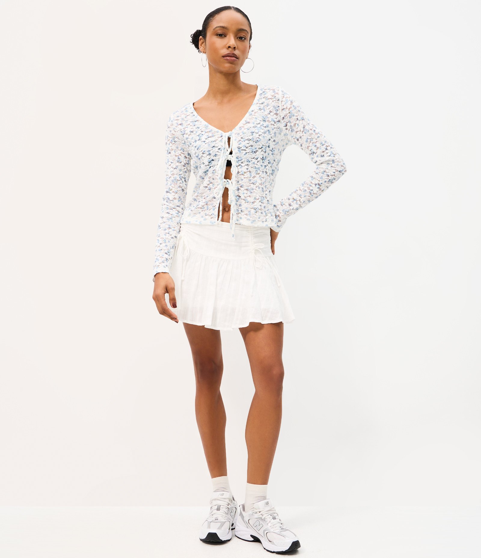 Blusa em Renda Floral com Amarrações Frontais Branco 2