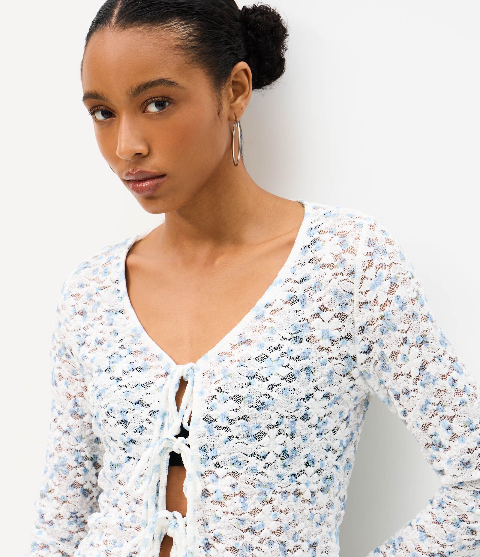 Blusa em Renda Floral com Amarrações Frontais Branco 3