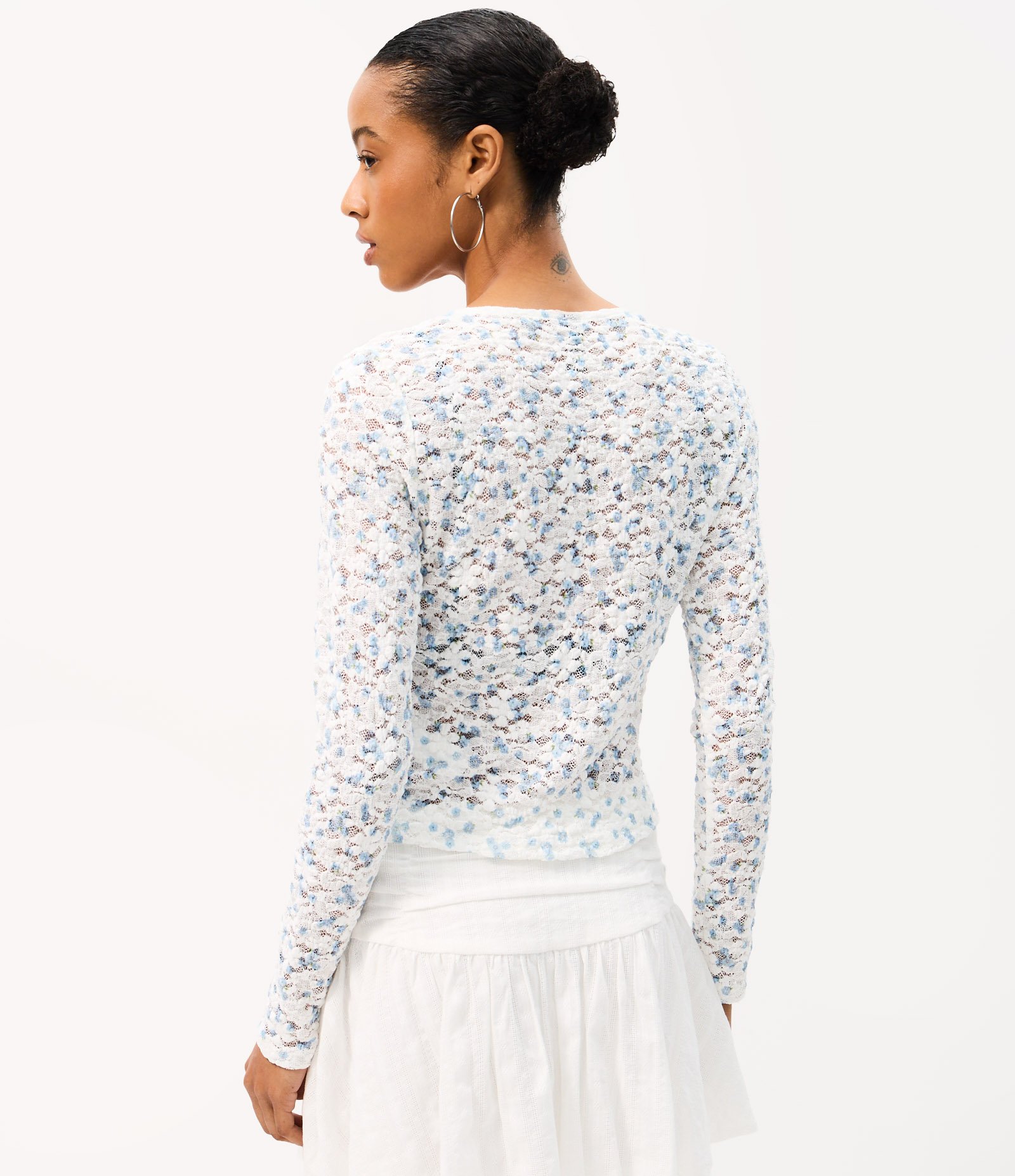 Blusa em Renda Floral com Amarrações Frontais Branco 4