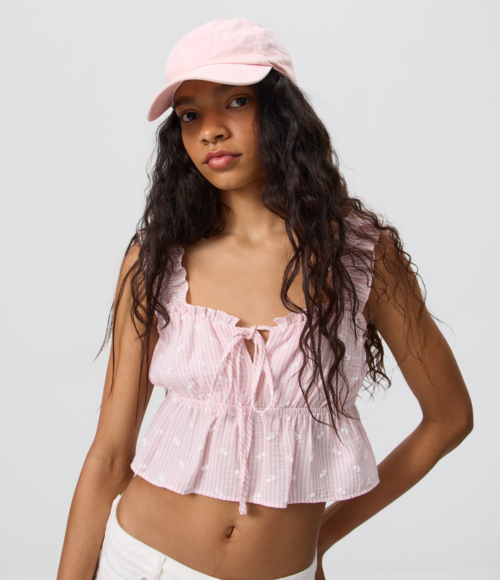 Blusa Cropped Listrada Texturizada com Alças Franzidas e Amarração Frontal Rosa Claro 1