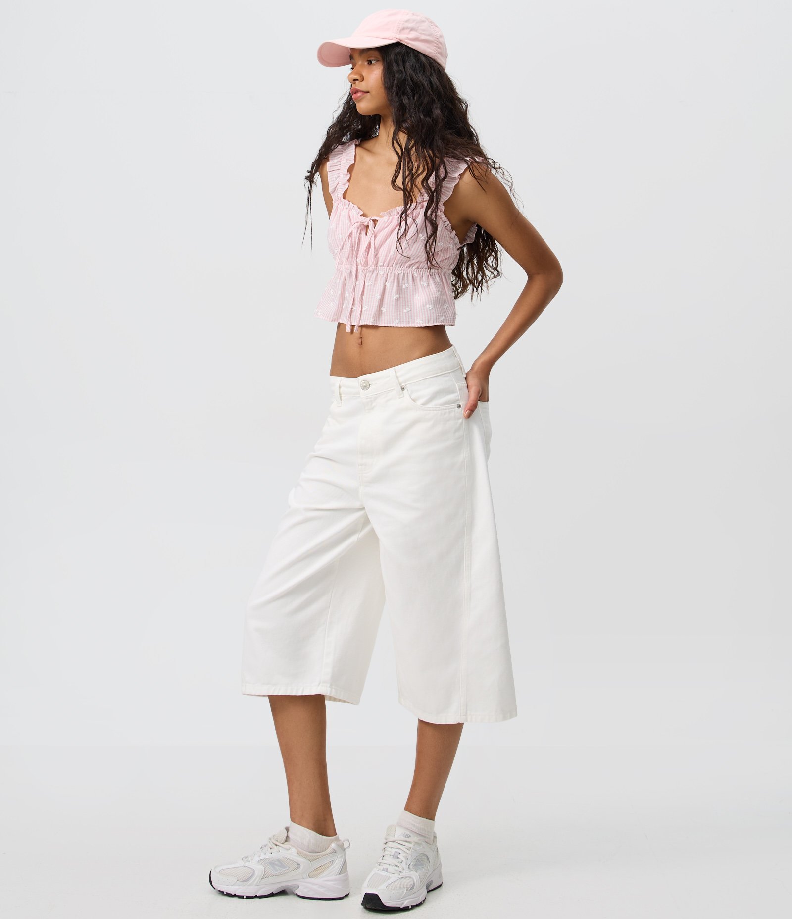 Blusa Cropped Listrada Texturizada com Alças Franzidas e Amarração Frontal Rosa Claro 2