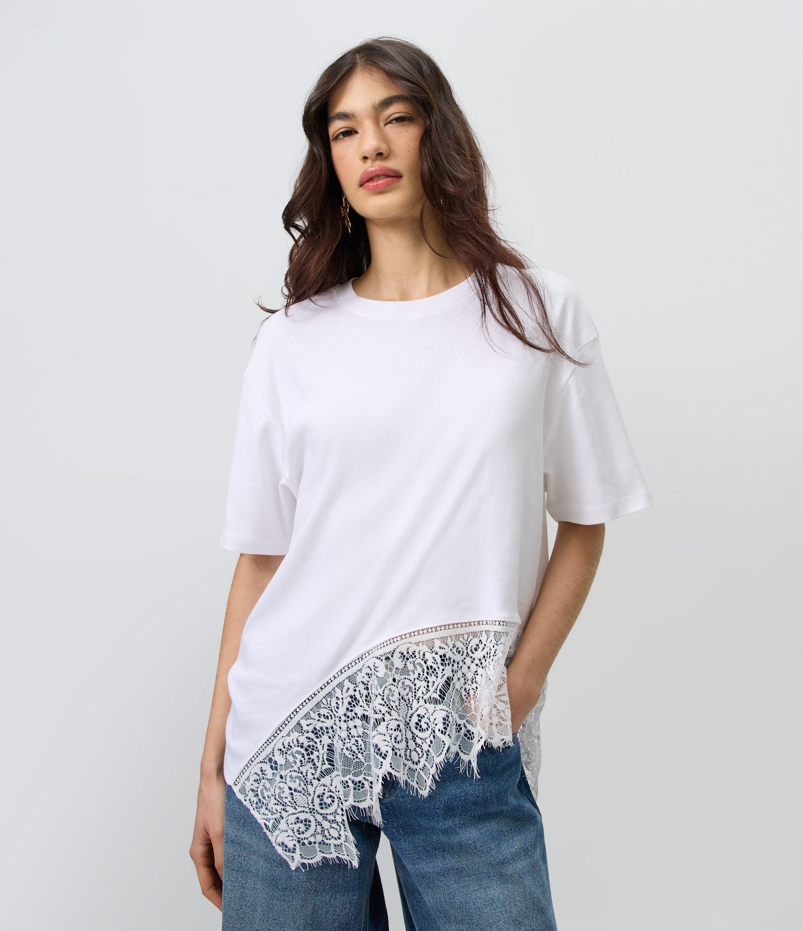 Camiseta em Algodão com Aplicação de Renda e Barra Assimétrica Branco 1