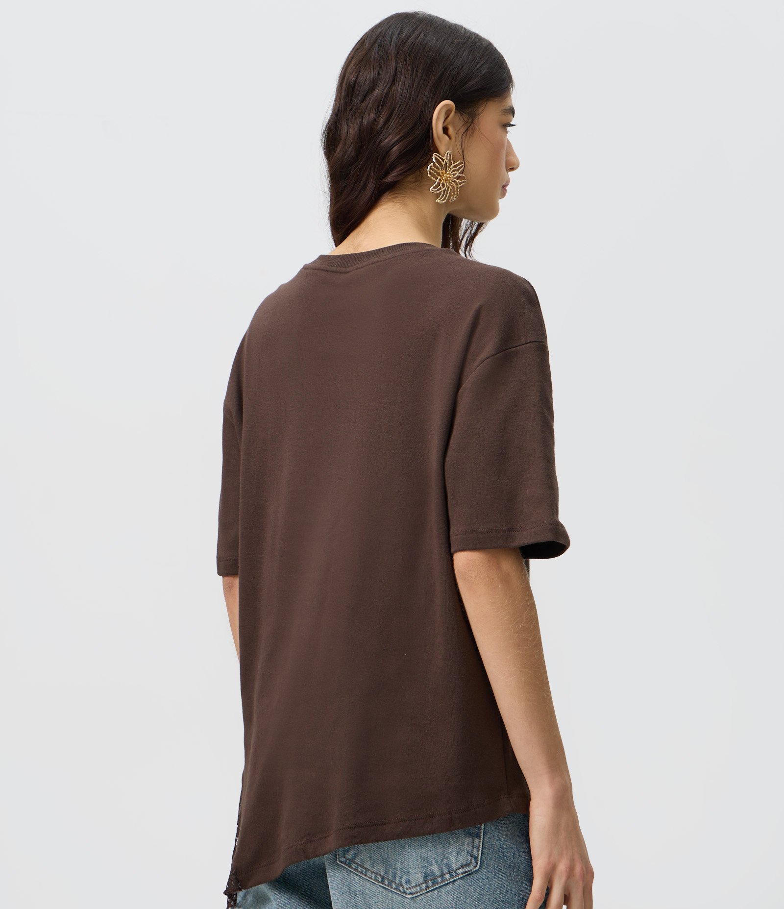 Camiseta em Algodão com Aplicação de Renda e Barra Assimétrica Marrom 4