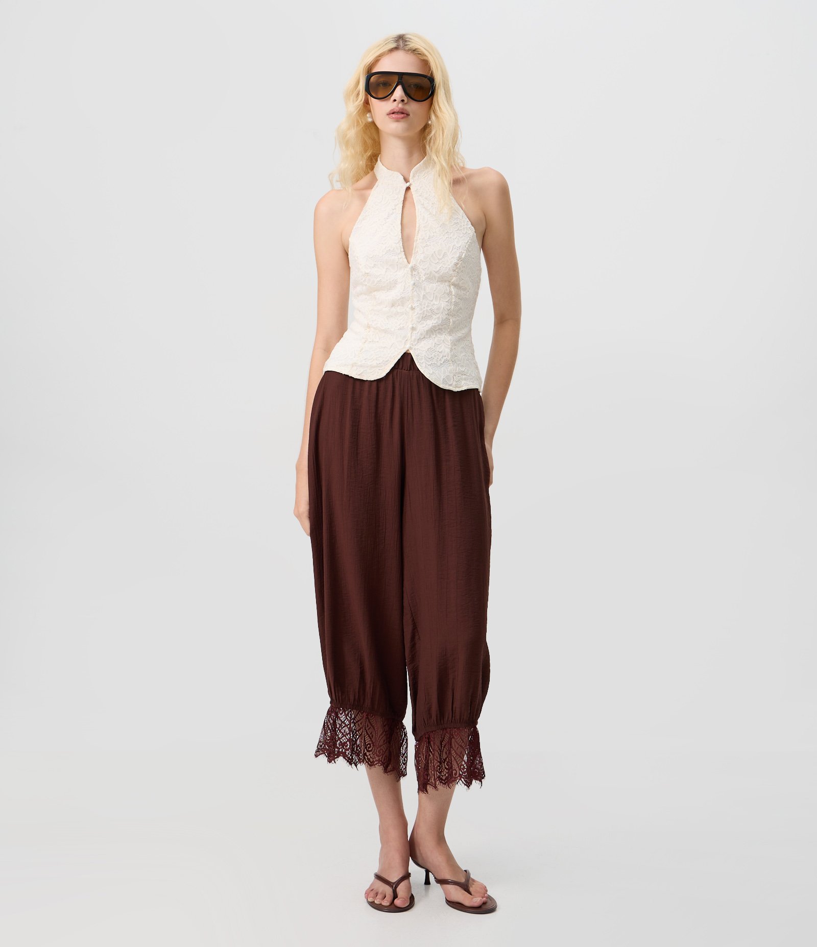 Calça Bloomer em Viscose Crinkle com Barra Rendada Marrom 1