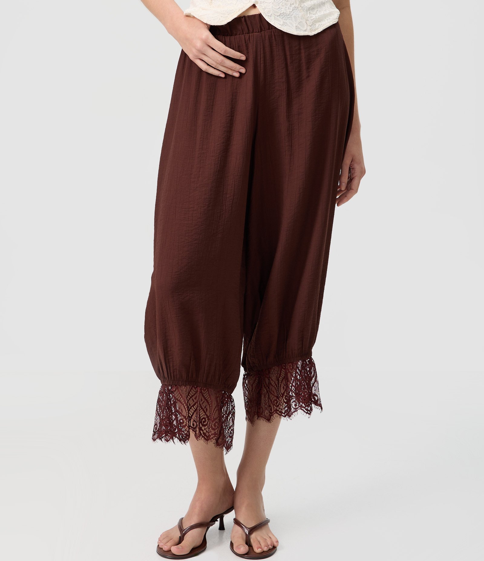 Calça Bloomer em Viscose Crinkle com Barra Rendada Marrom 2