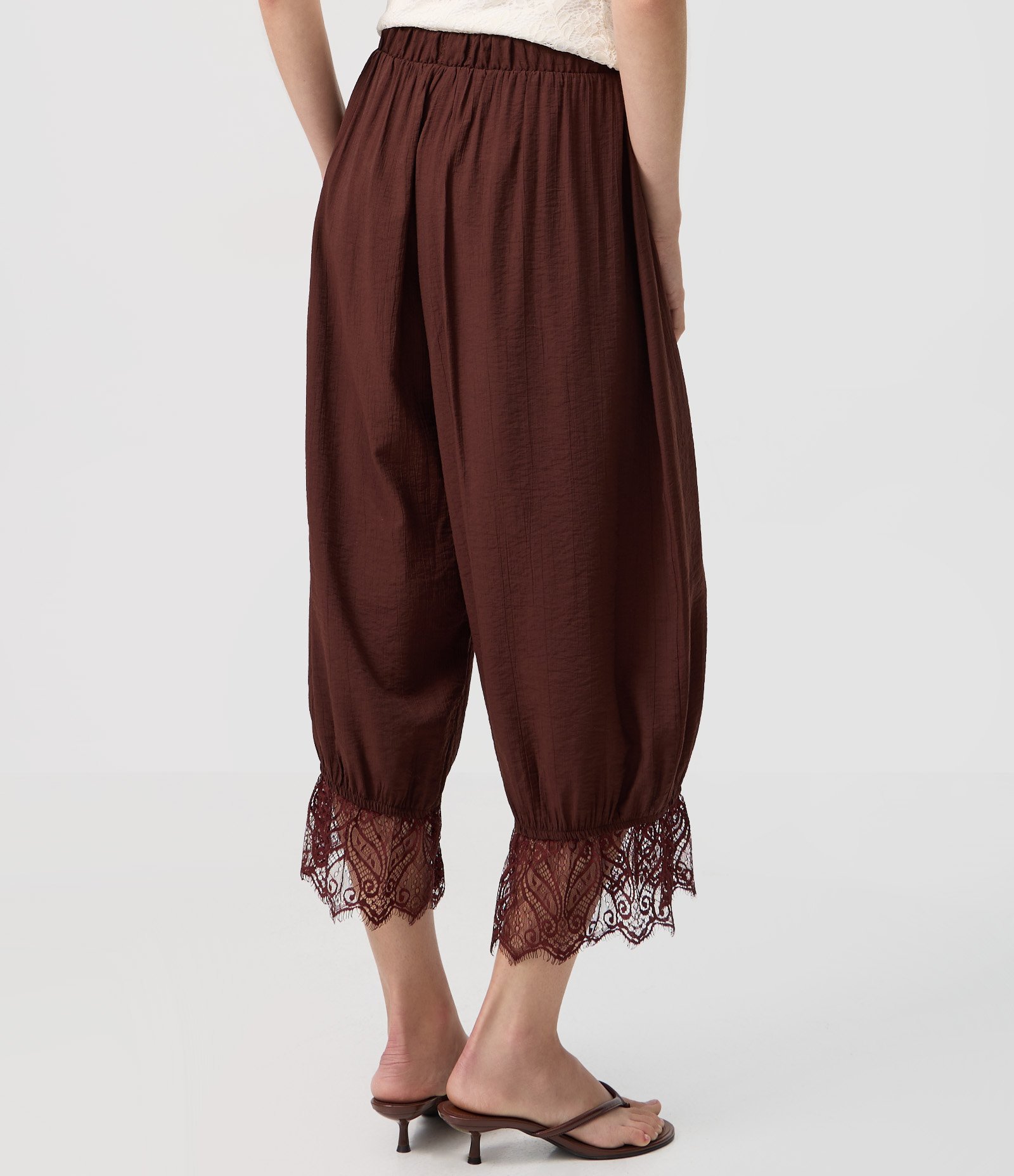 Calça Bloomer em Viscose Crinkle com Barra Rendada Marrom 3