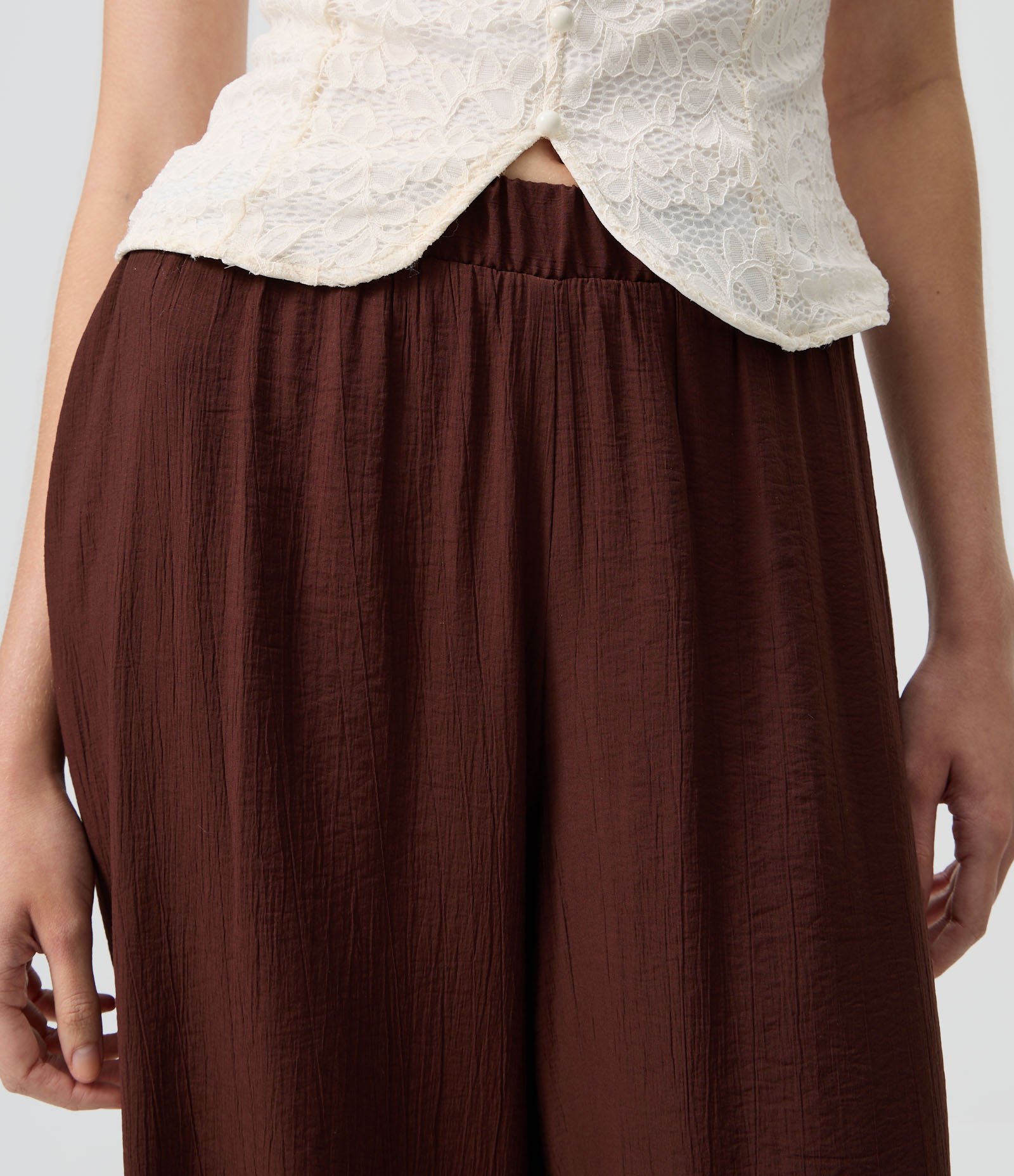 Calça Bloomer em Viscose Crinkle com Barra Rendada Marrom 4