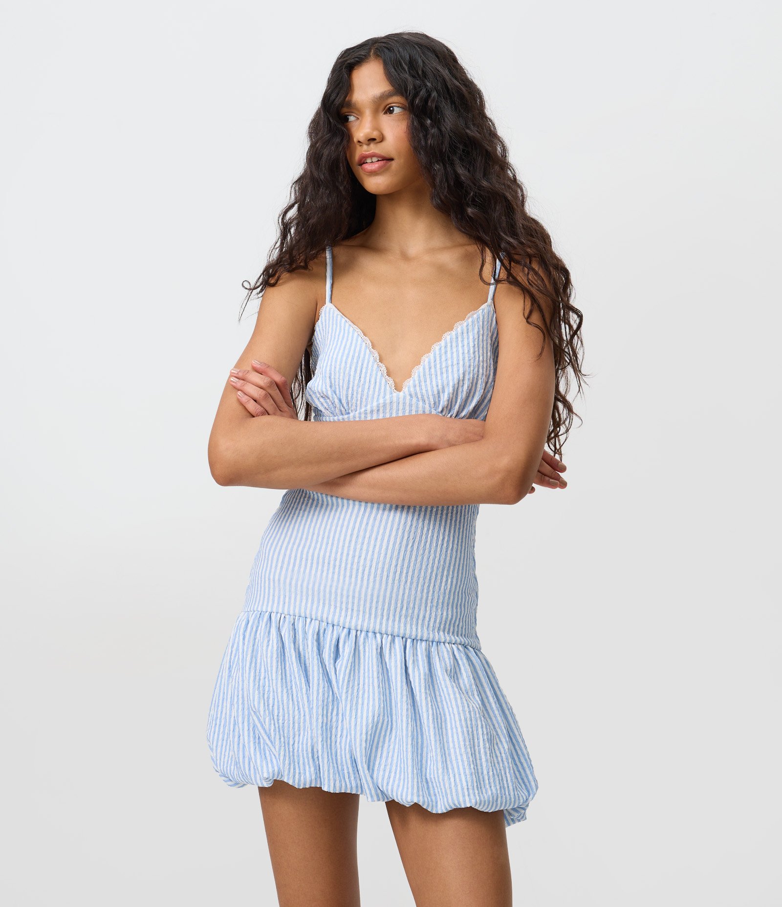 Vestido Curto Balonê Listrado em Anarruga com Renda no Decote Azul 2