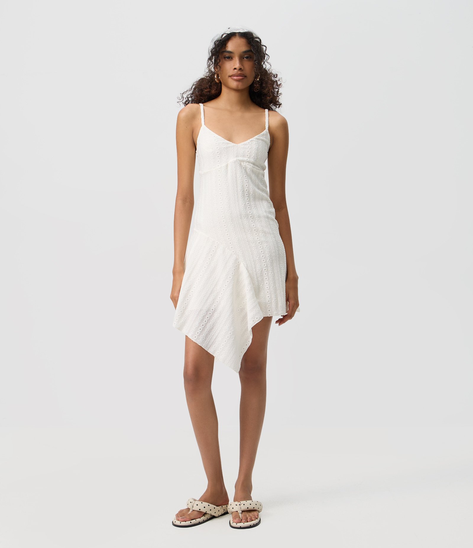 Vestido Curto Assimétrico em Laise com Alças Finas Branco 1