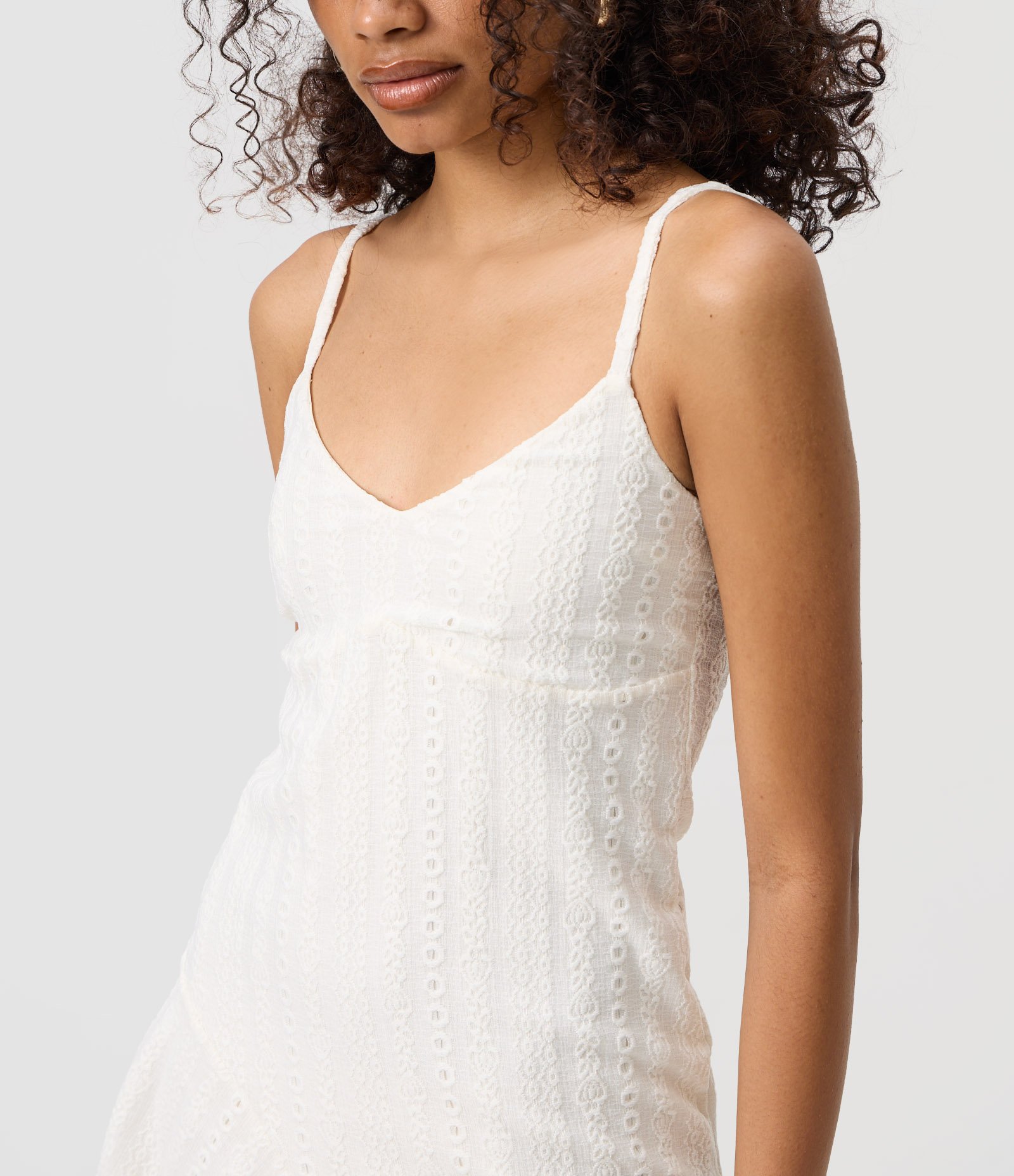 Vestido Curto Assimétrico em Laise com Alças Finas Branco 3