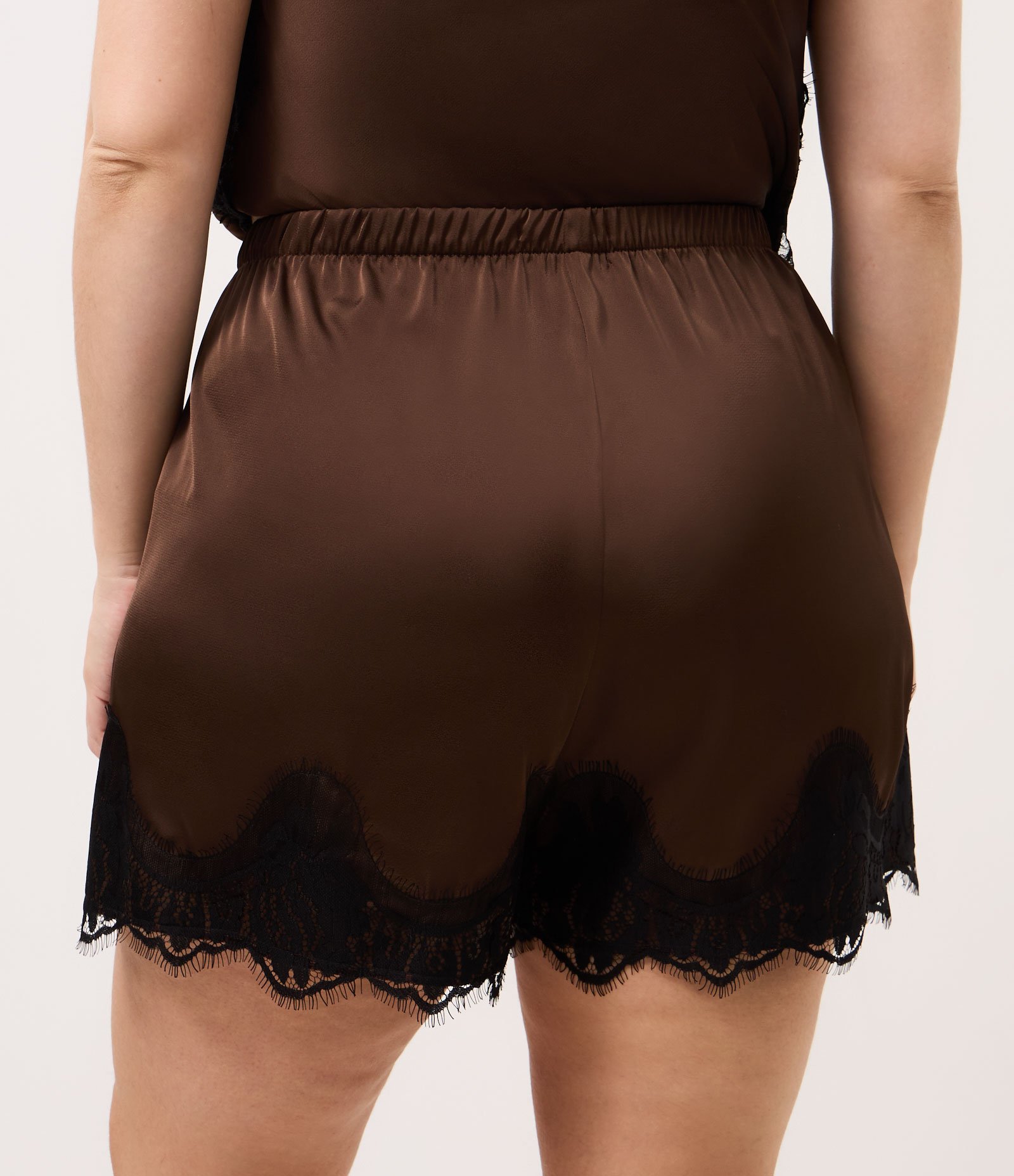 Short em Cetim com Renda Curve & Plus Size Marrom 5