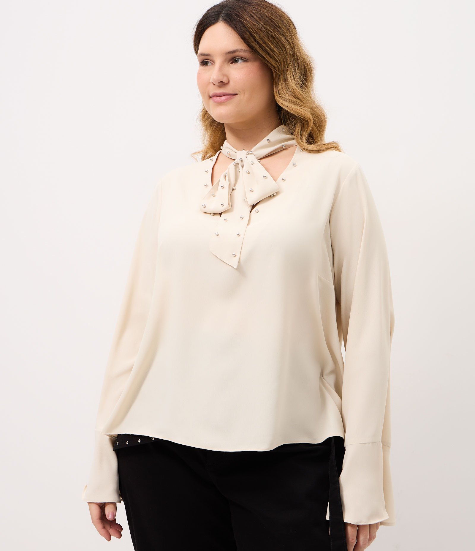 Blusa Regular em Crepe com Tachas e Faixa no Pescoço Curve & Plus Size Off White 1