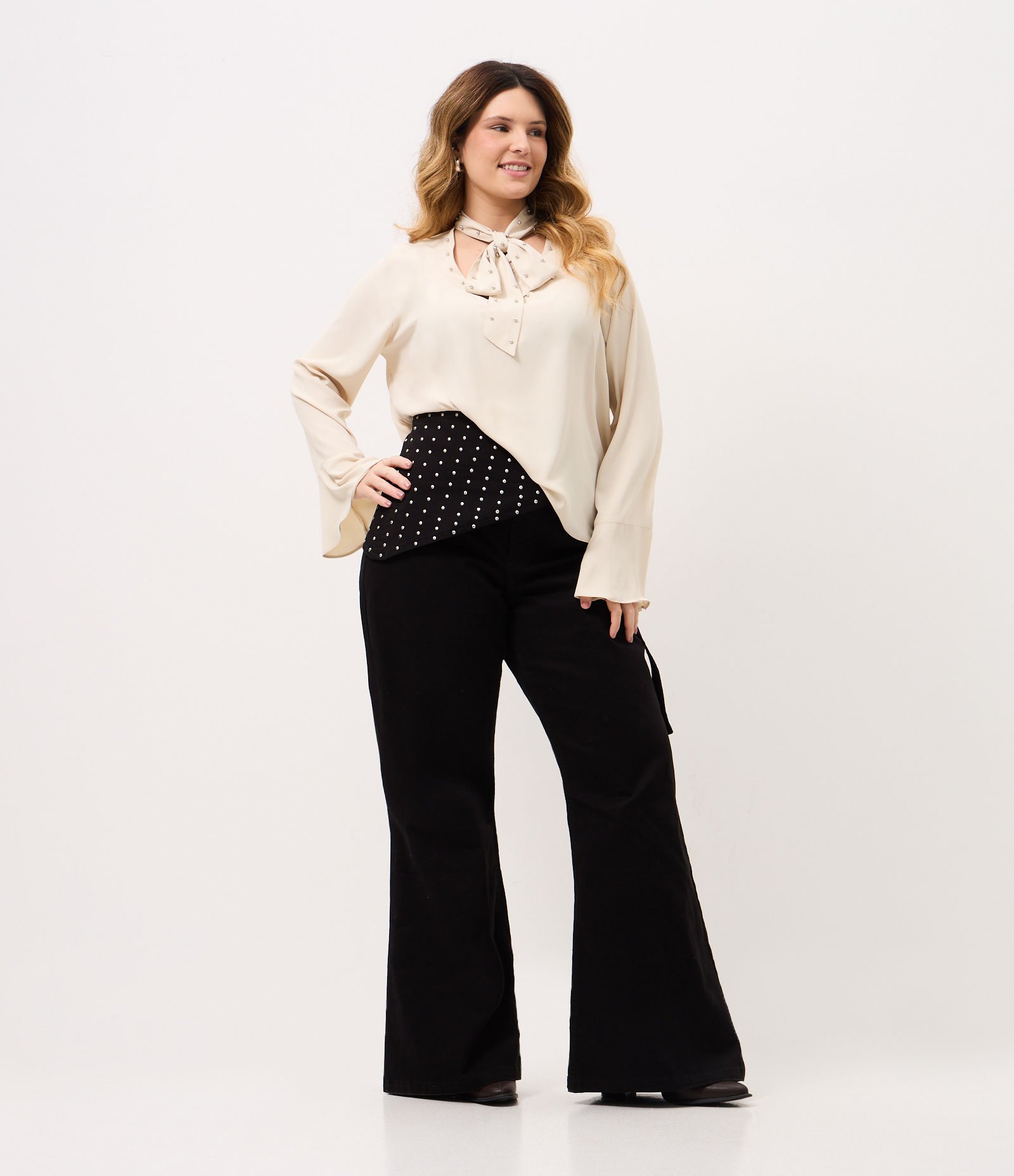 Blusa Regular em Crepe com Tachas e Faixa no Pescoço Curve & Plus Size Off White 2