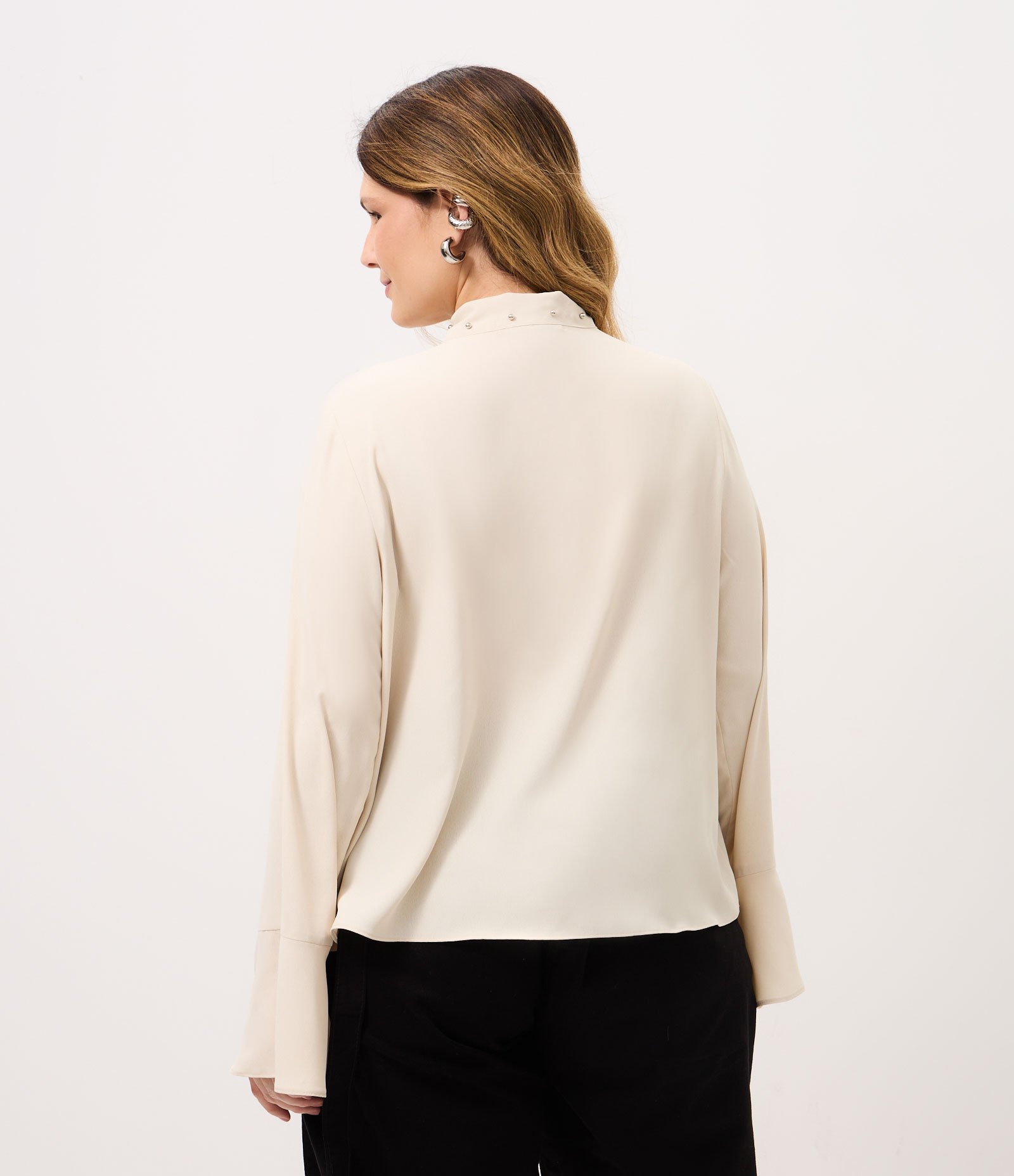 Blusa Regular em Crepe com Tachas e Faixa no Pescoço Curve & Plus Size Off White 4