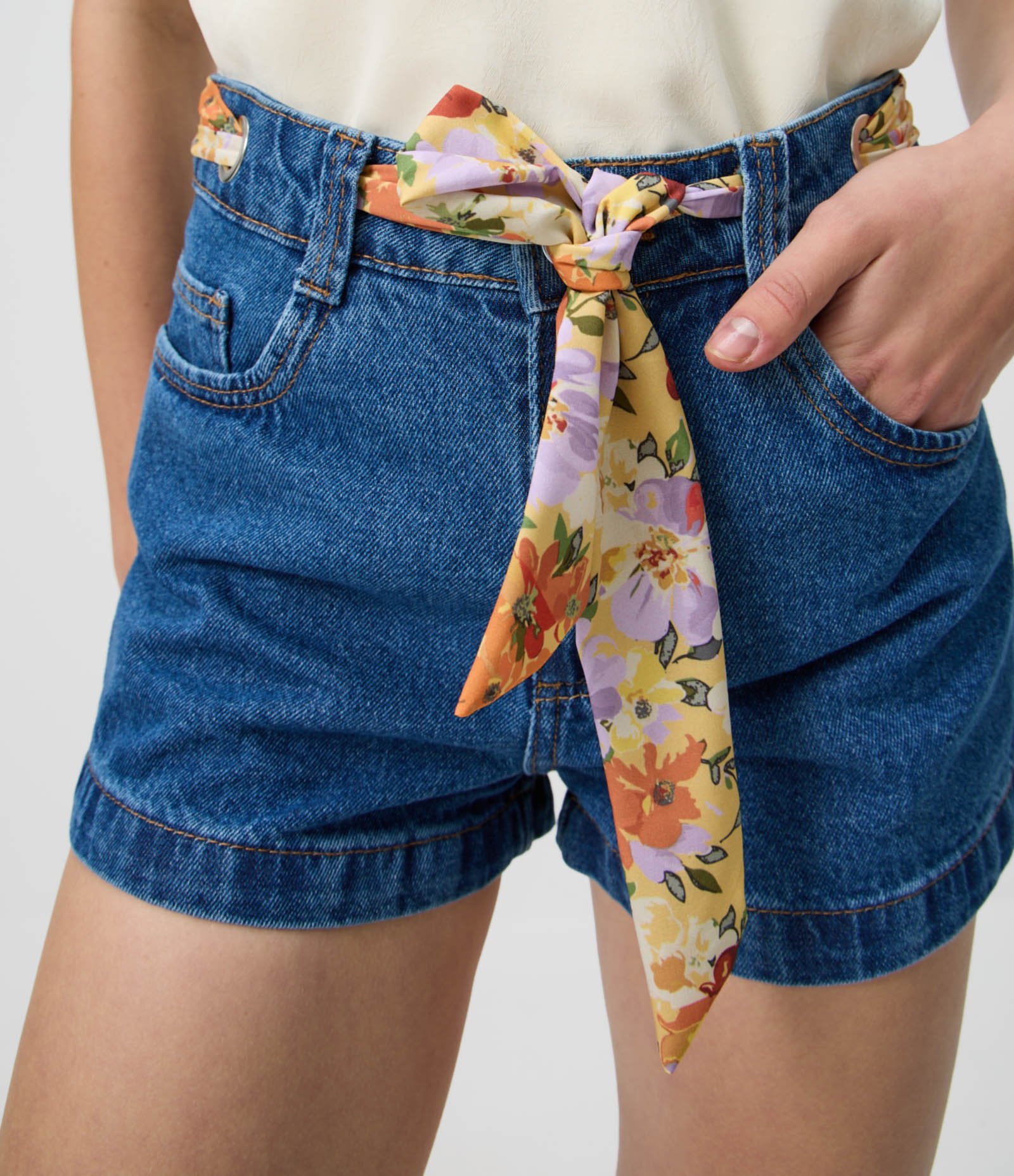 Short em Jeans com Cintura Alta Lenço e Ilhós Azul 4