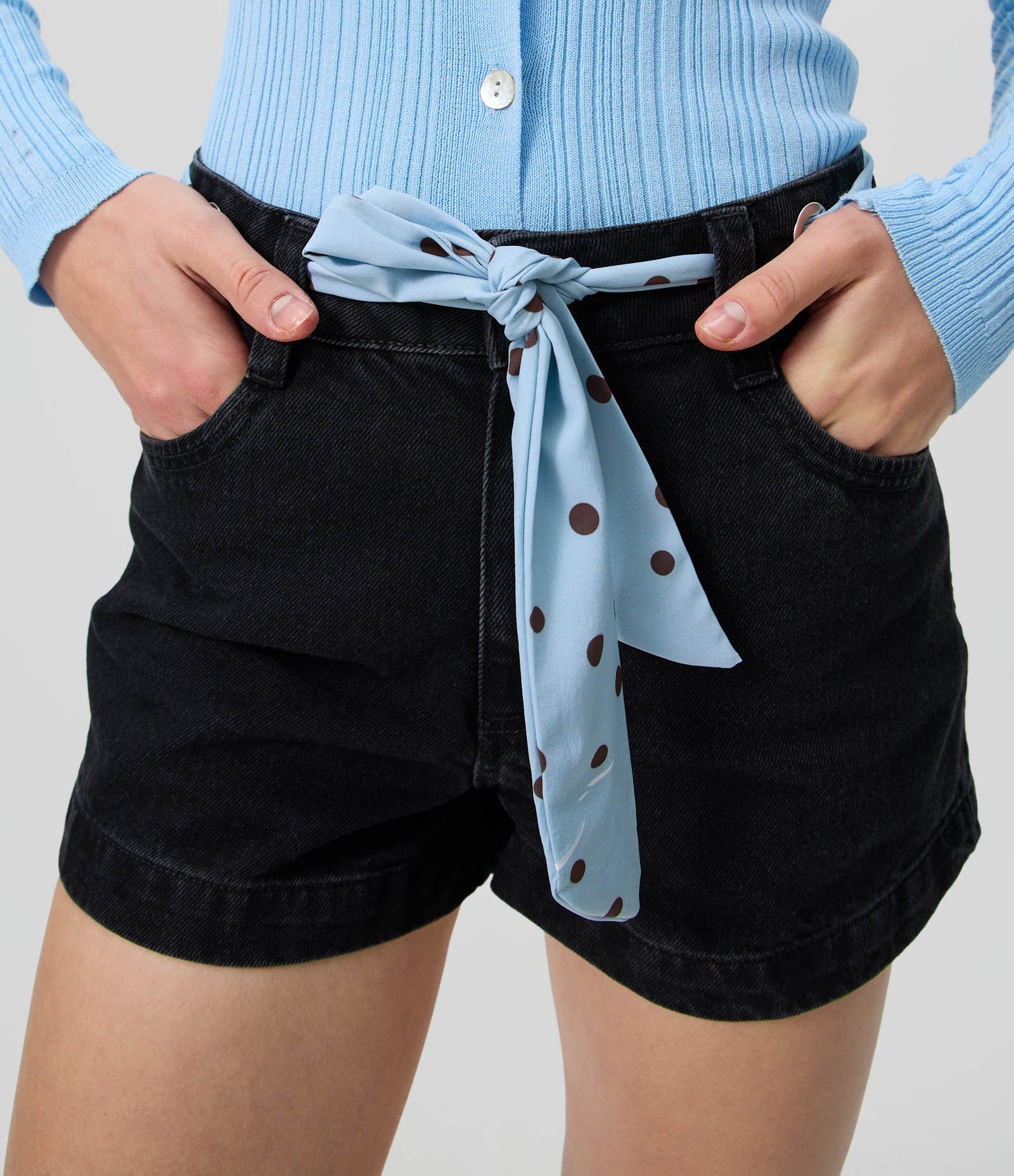 Short em Jeans com Cintura Alta Lenço e Ilhós Preto 4