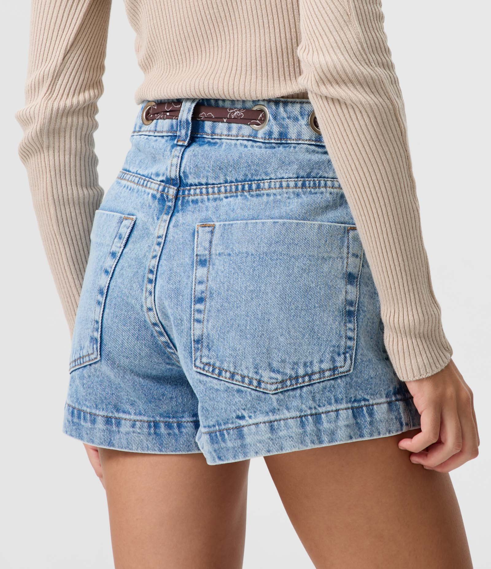 Short em Jeans com Cintura Alta Lenço e Ilhós Azul Claro 4