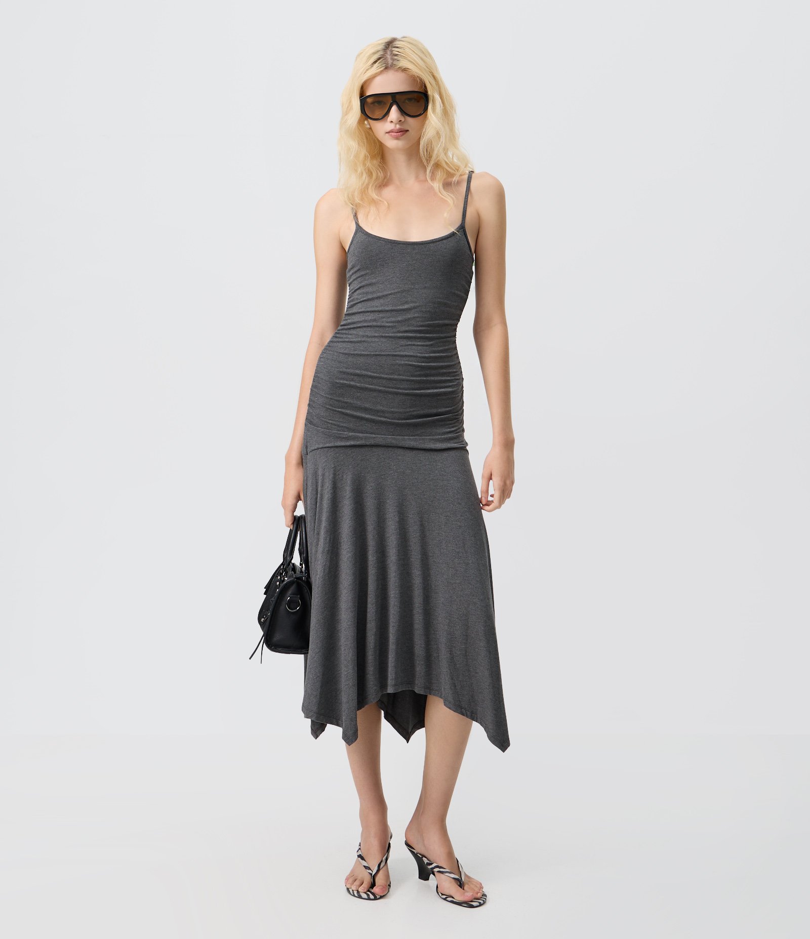 Vestido New Midi em Malha com Drapeados e Barra Assimétrica Cinza Escuro 1