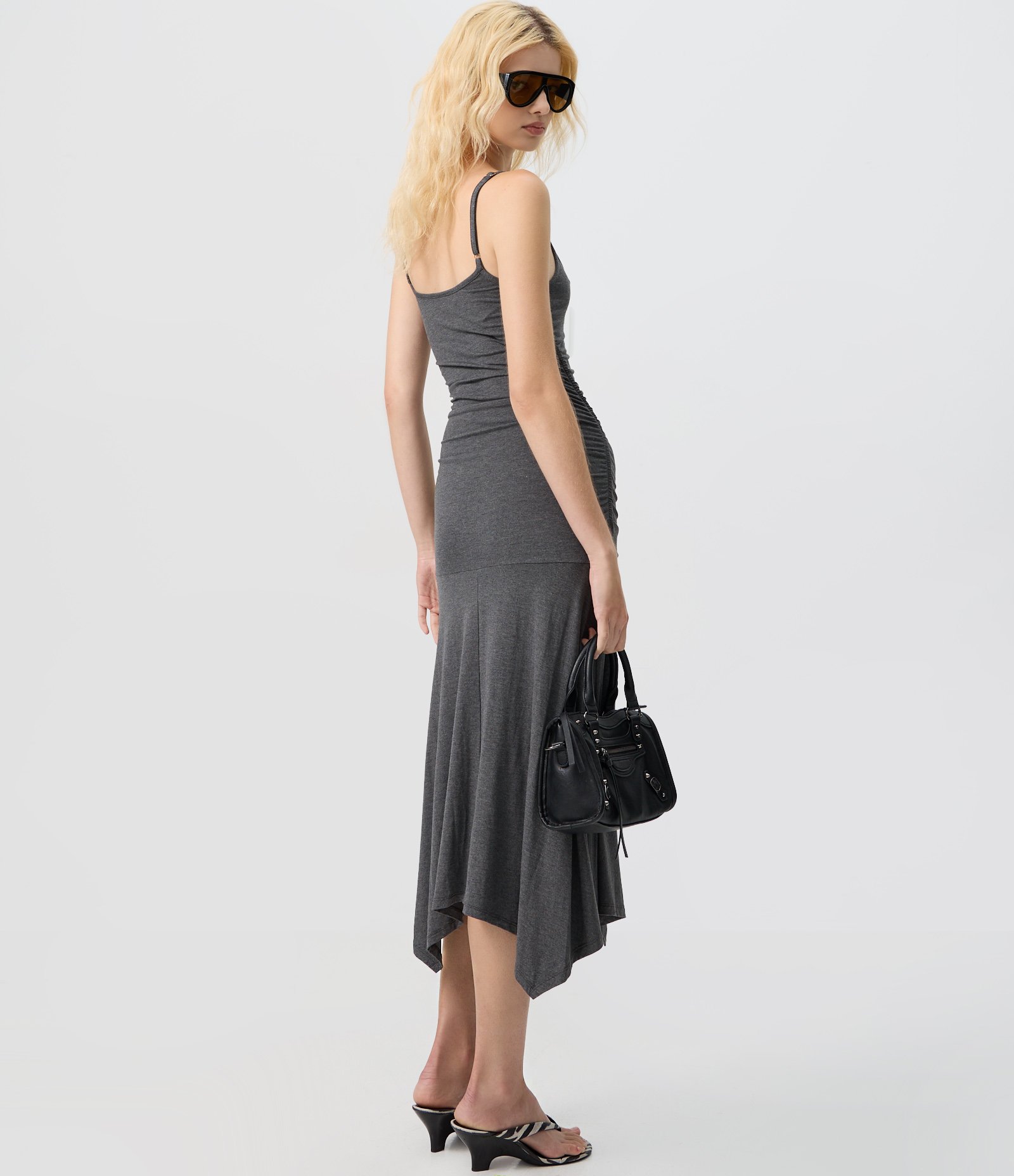 Vestido New Midi em Malha com Drapeados e Barra Assimétrica Cinza Escuro 4
