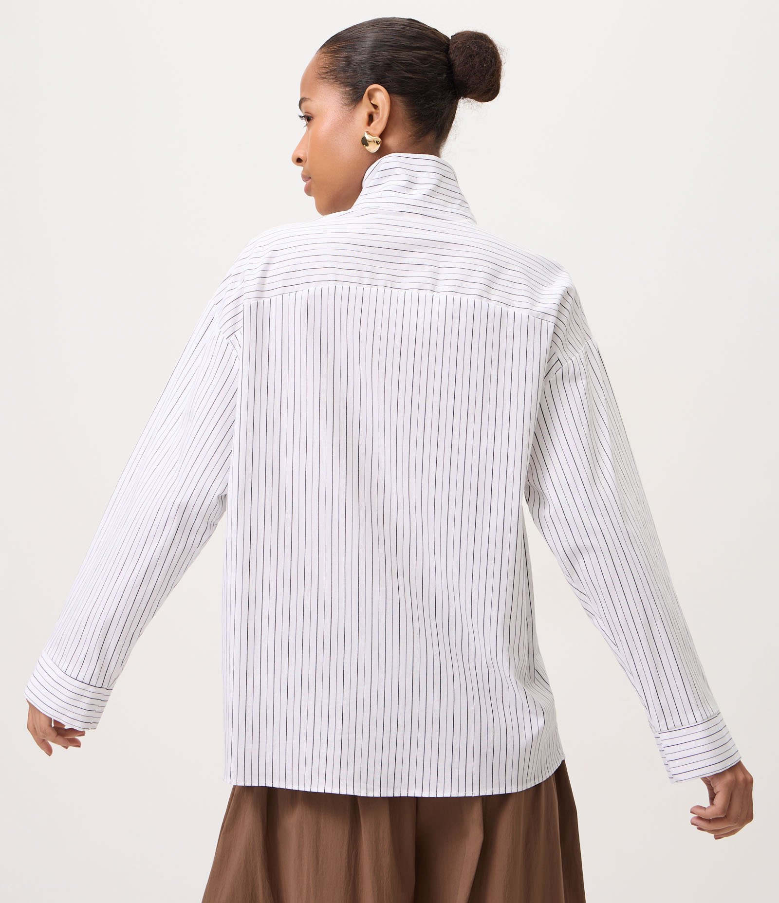 Camisa em Tricoline Listrada com Gola Alta e Vista Escondida Branco/Cinza 4