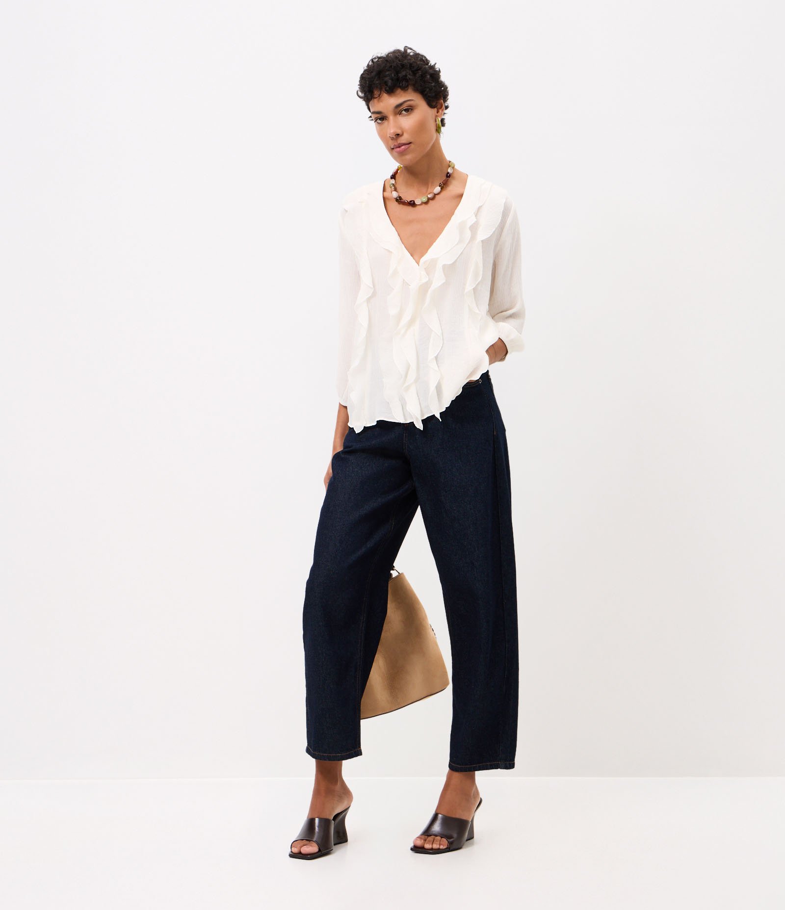 Blusa Bata em Viscose com Babados Branco 2