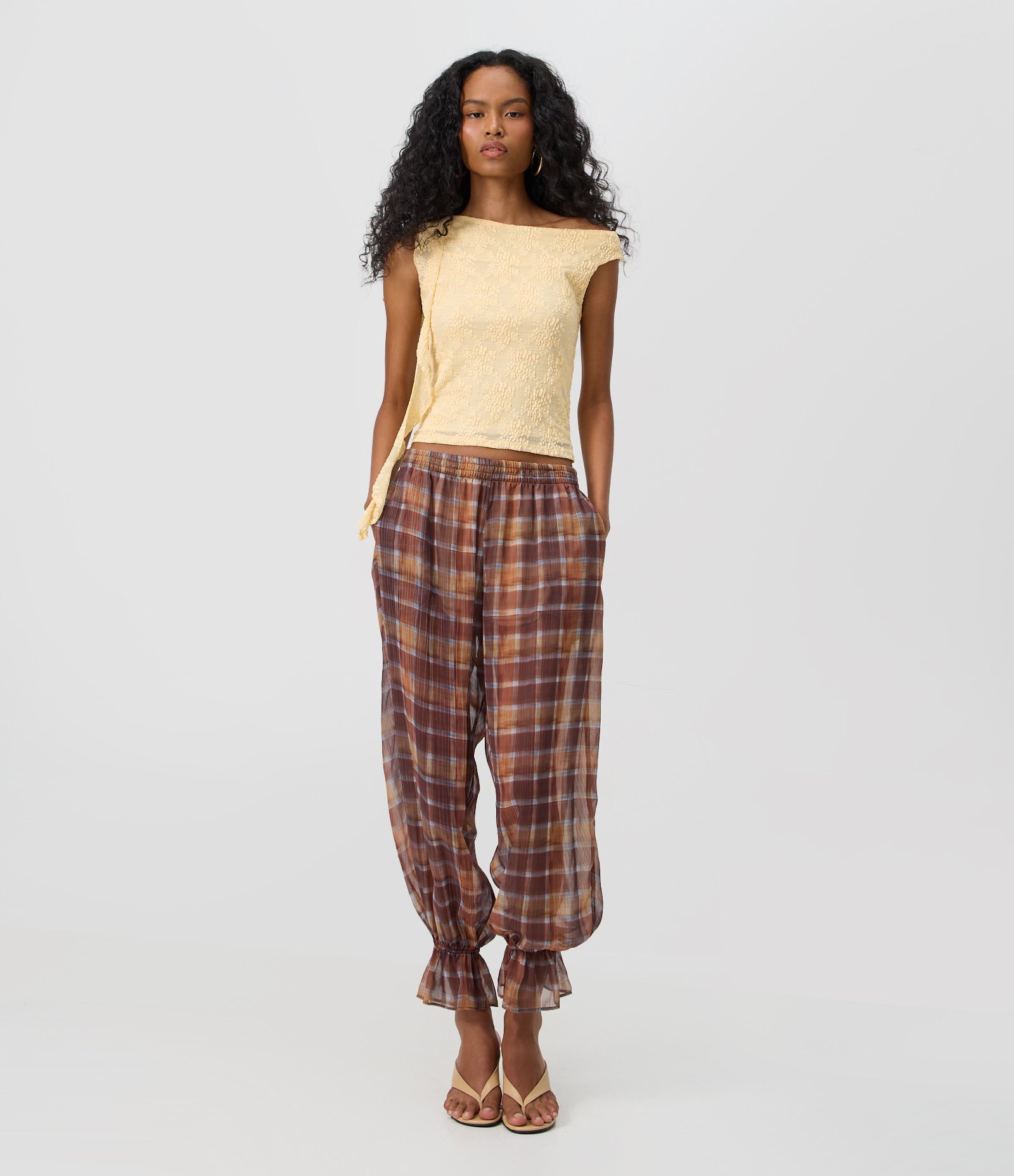 Calça Aladim em Chiffon Xadrez com Franzido no Tornozelo Marrom 1